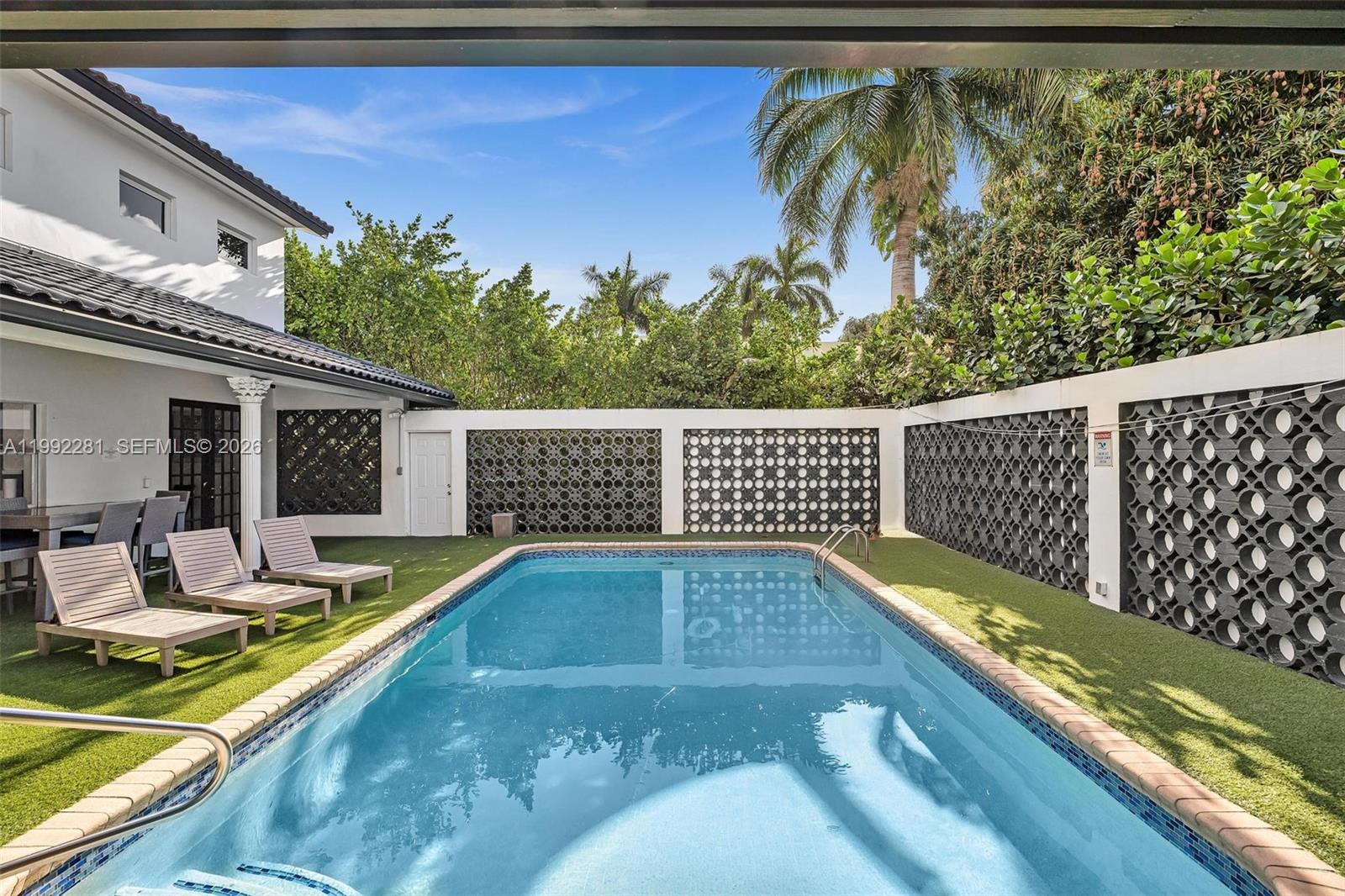 472 Sunset Dr Hallandale Beach, FL 33009