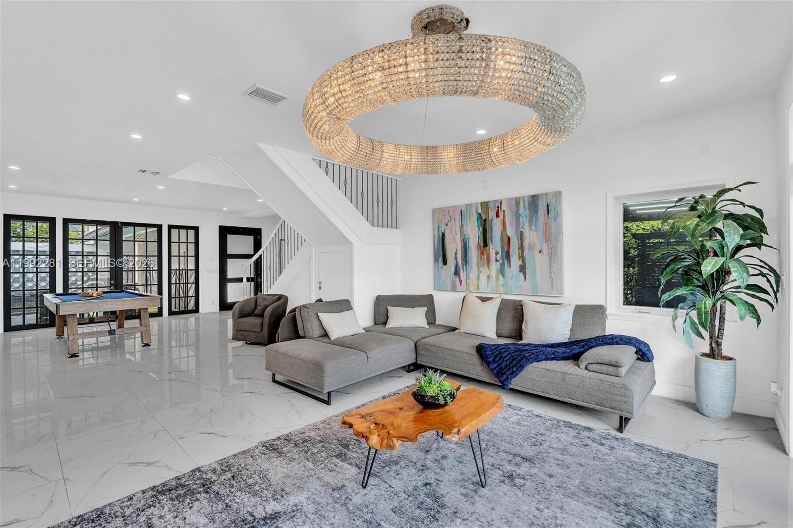 472 Sunset Dr Hallandale Beach, FL 33009