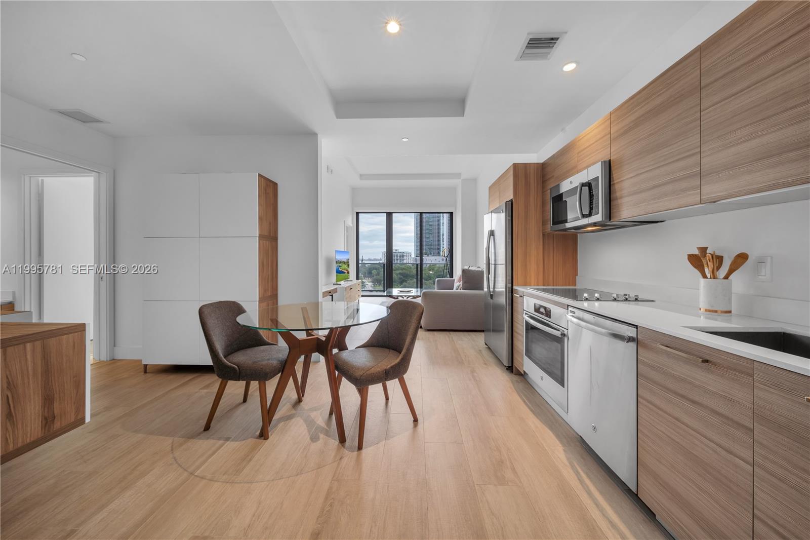 121 NE 34th St #L606