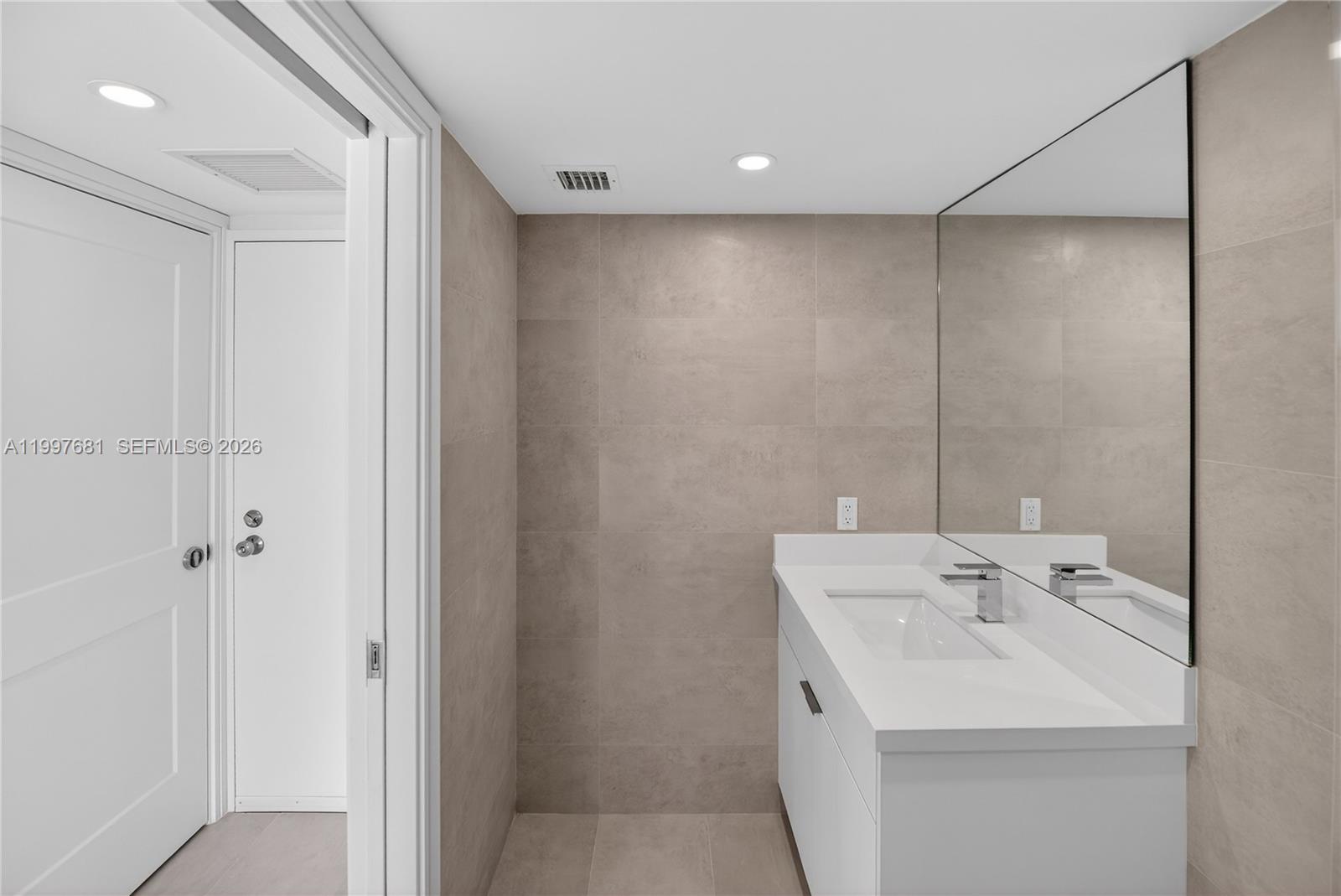 7601 E Treasure Dr #2319 North Bay Village, FL 33141