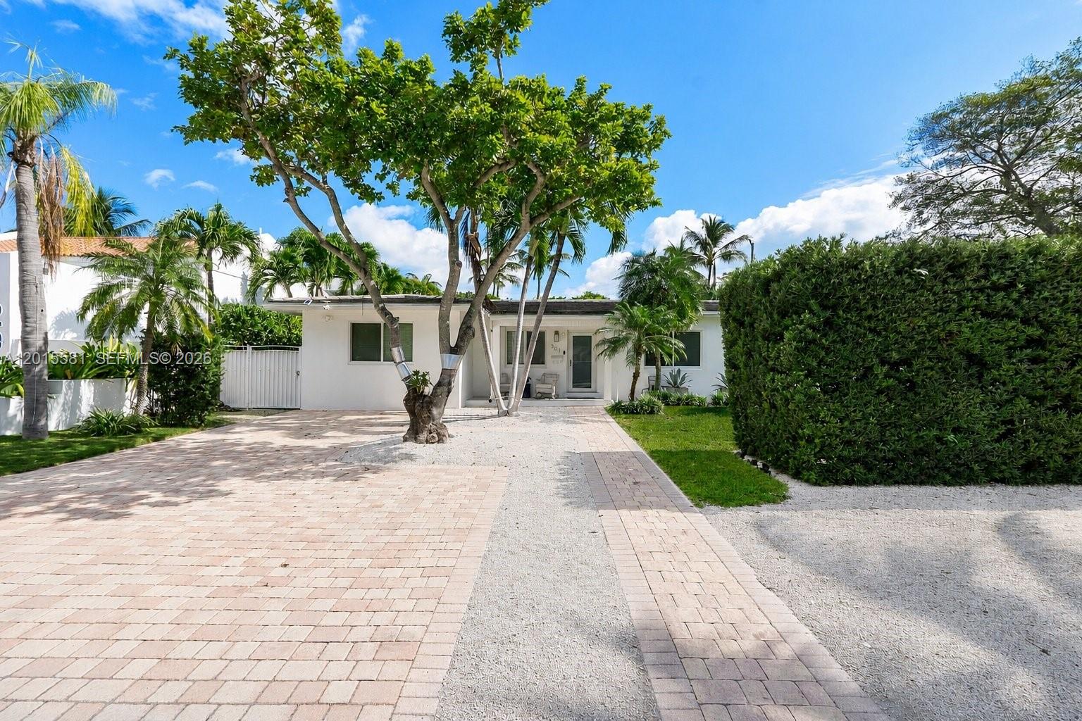 301 Hampton Ln