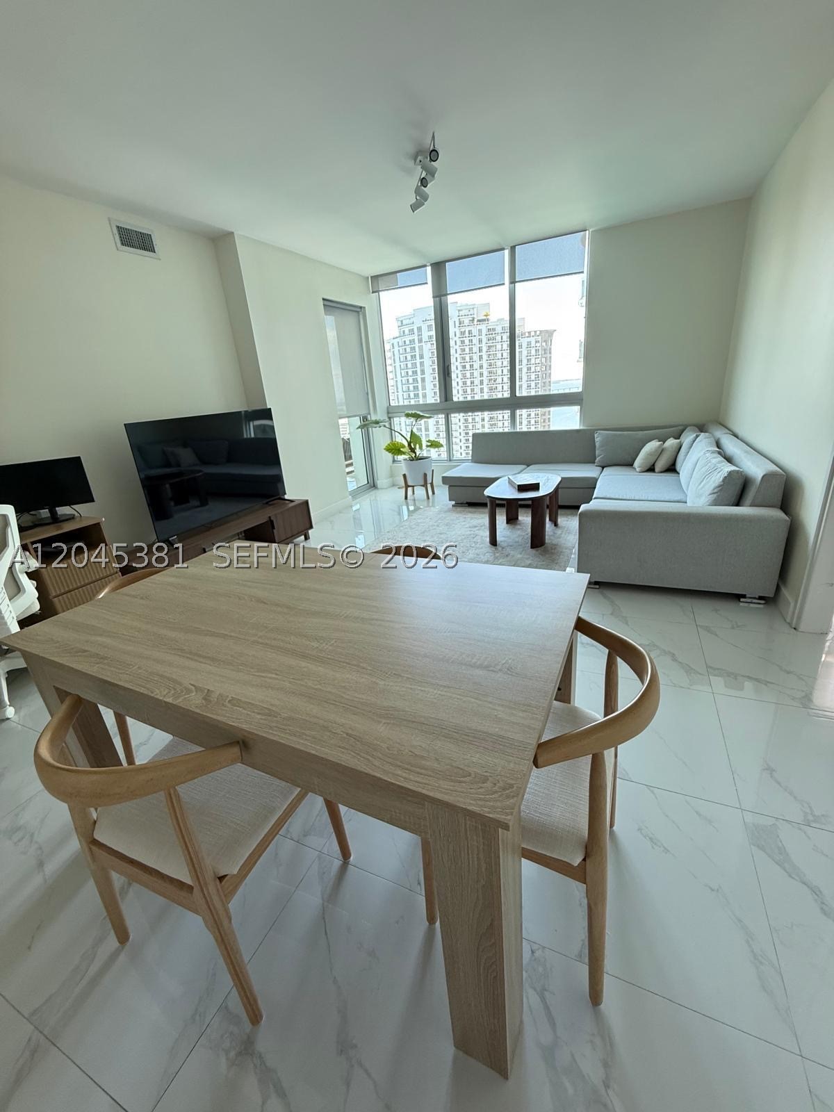 300 S Biscayne Blvd #T-2806 Miami, FL 33131