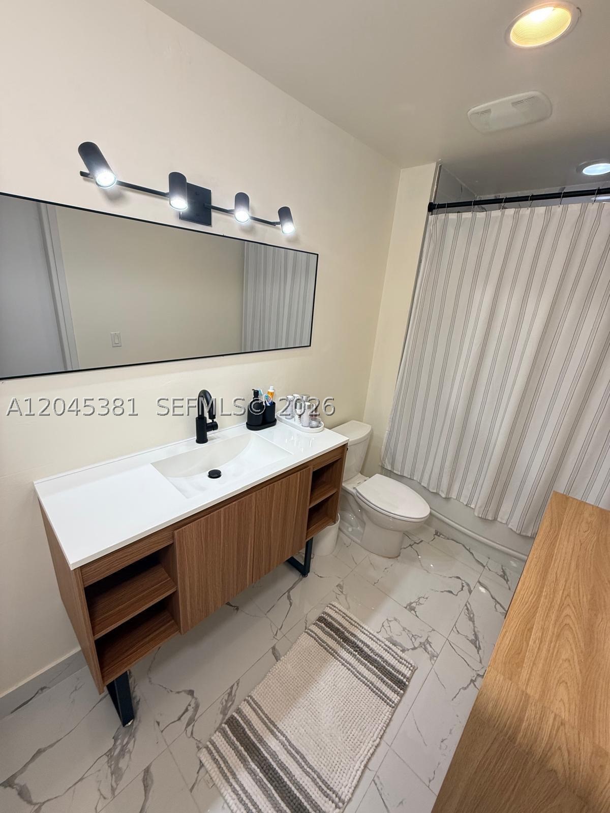 300 S Biscayne Blvd #T-2806 Miami, FL 33131