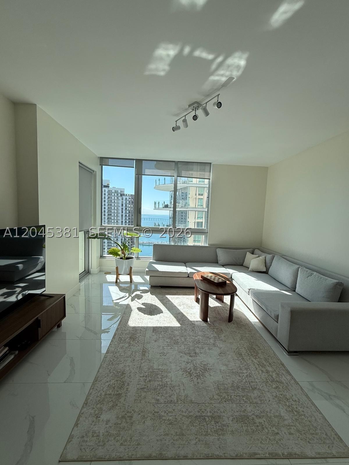300 S Biscayne Blvd #T-2806 Miami, FL 33131