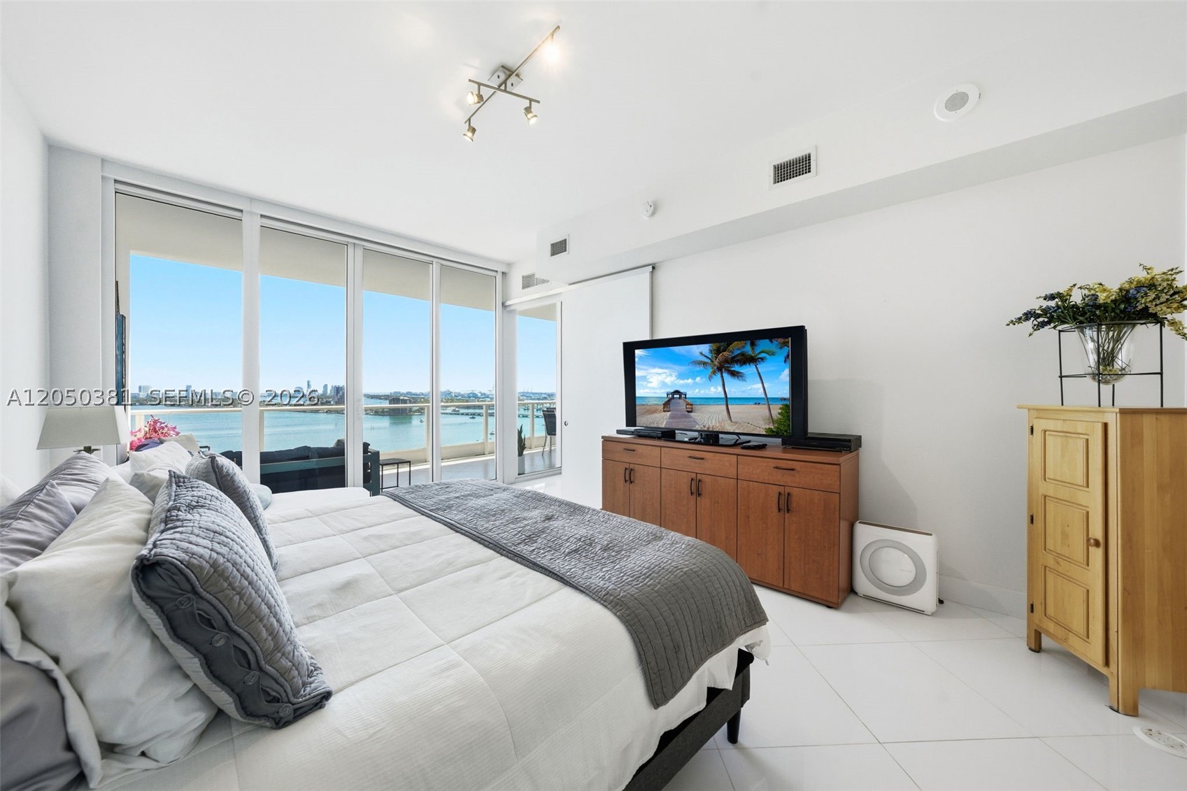 image Paramount Bay11