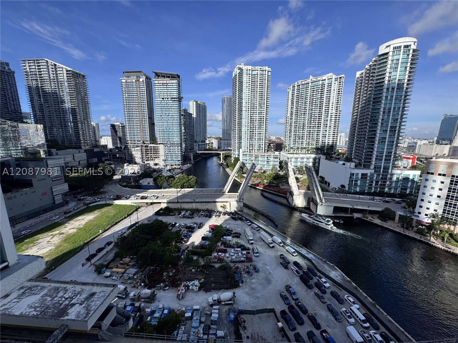 image Brickell on the River North23