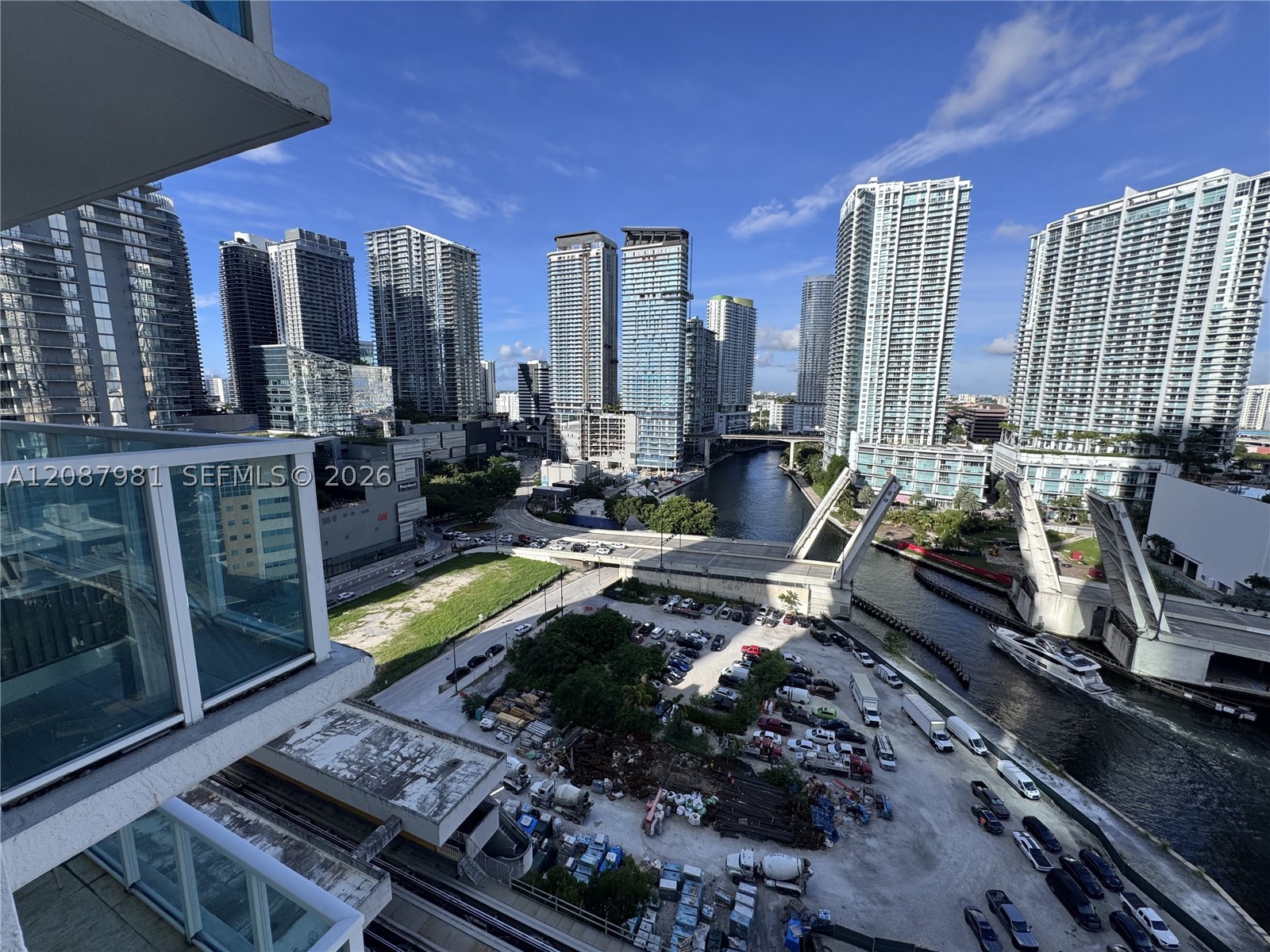 image Brickell on the River North25