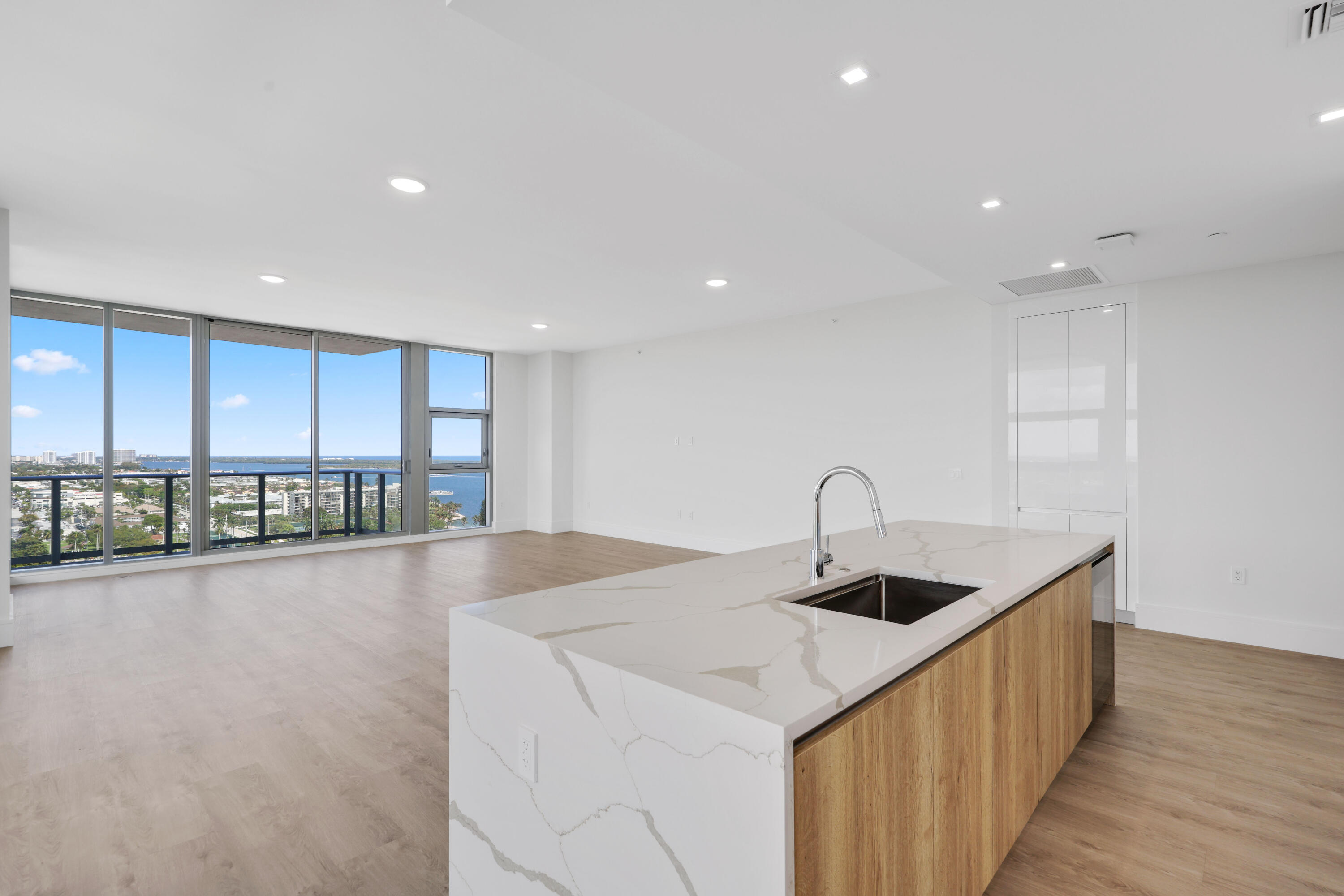 220 Lake Shr #1823 Lake Park, FL 33403