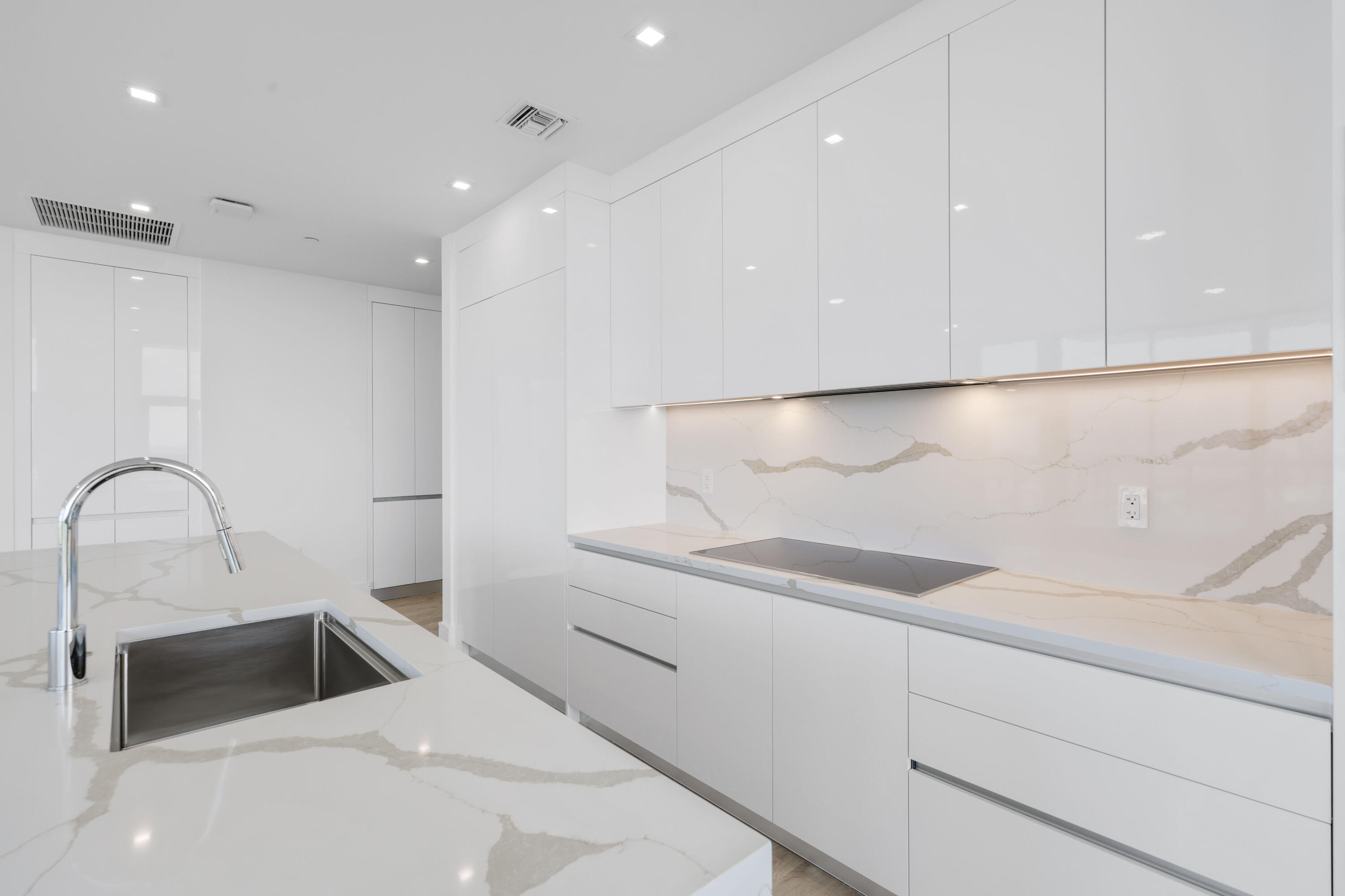 220 Lake Shr #1823 Lake Park, FL 33403