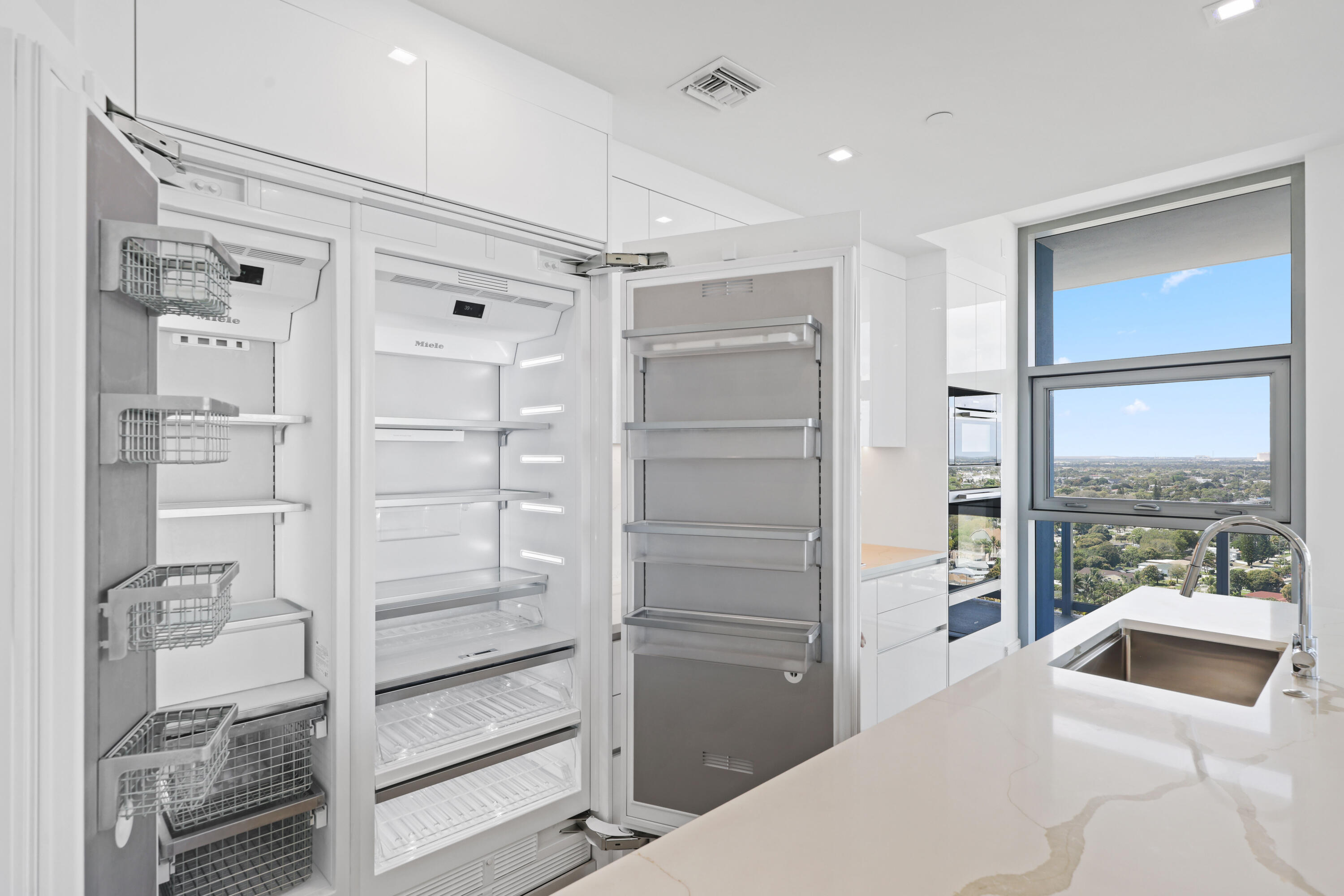 220 Lake Shr #1823 Lake Park, FL 33403