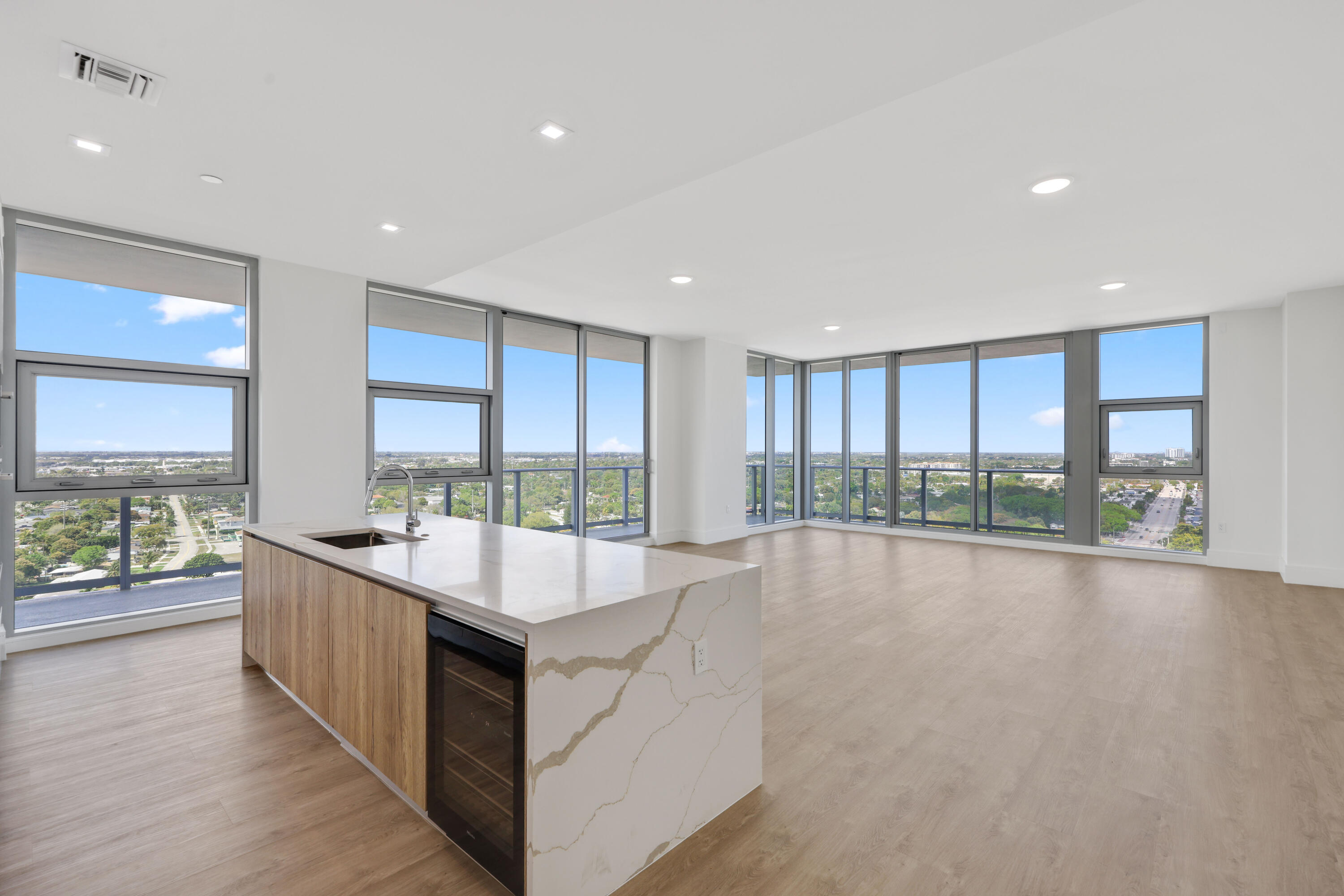 220 Lake Shr #1823 Lake Park, FL 33403