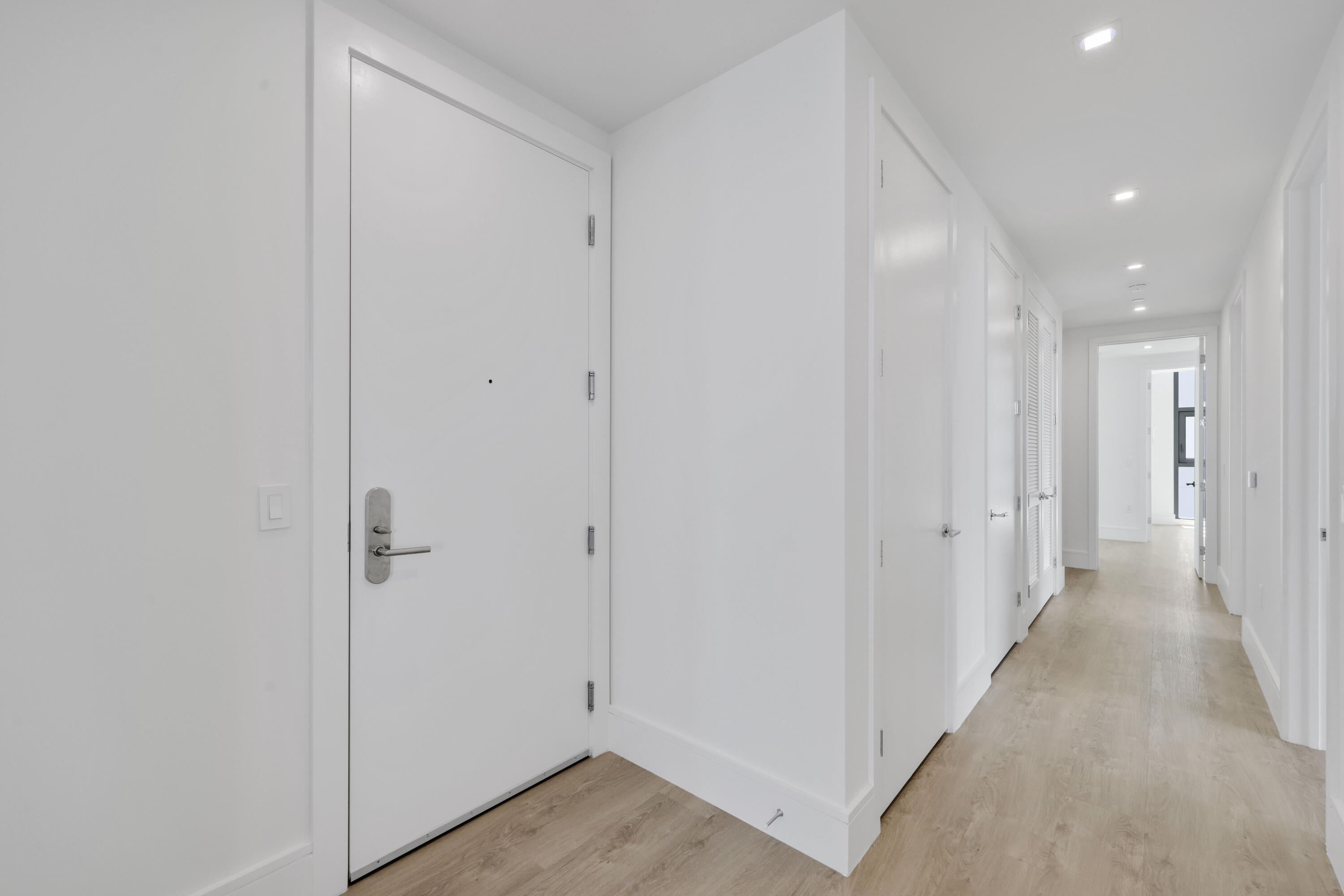 220 Lake Shr #1823 Lake Park, FL 33403