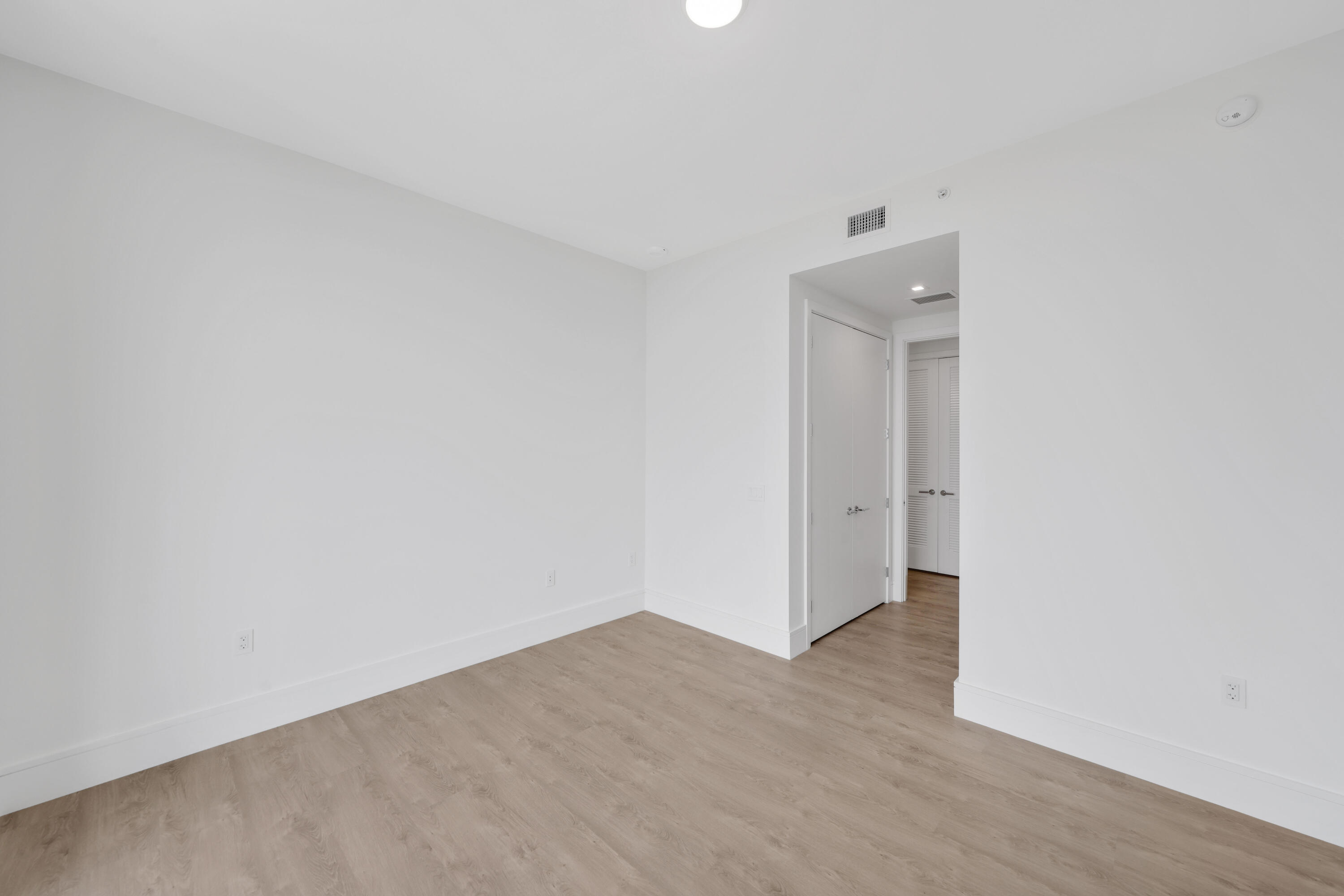 220 Lake Shr #1823 Lake Park, FL 33403