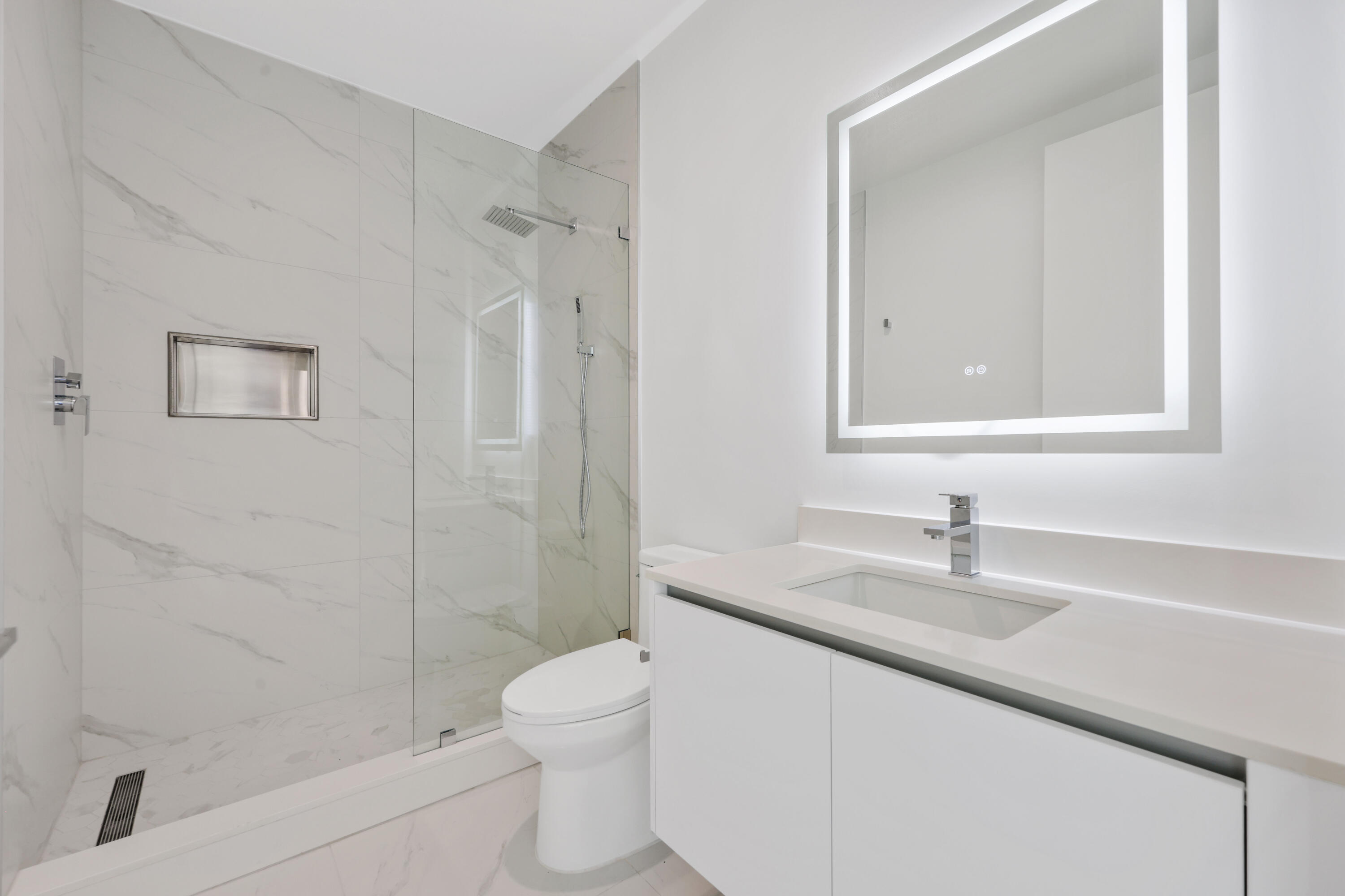 220 Lake Shr #1823 Lake Park, FL 33403