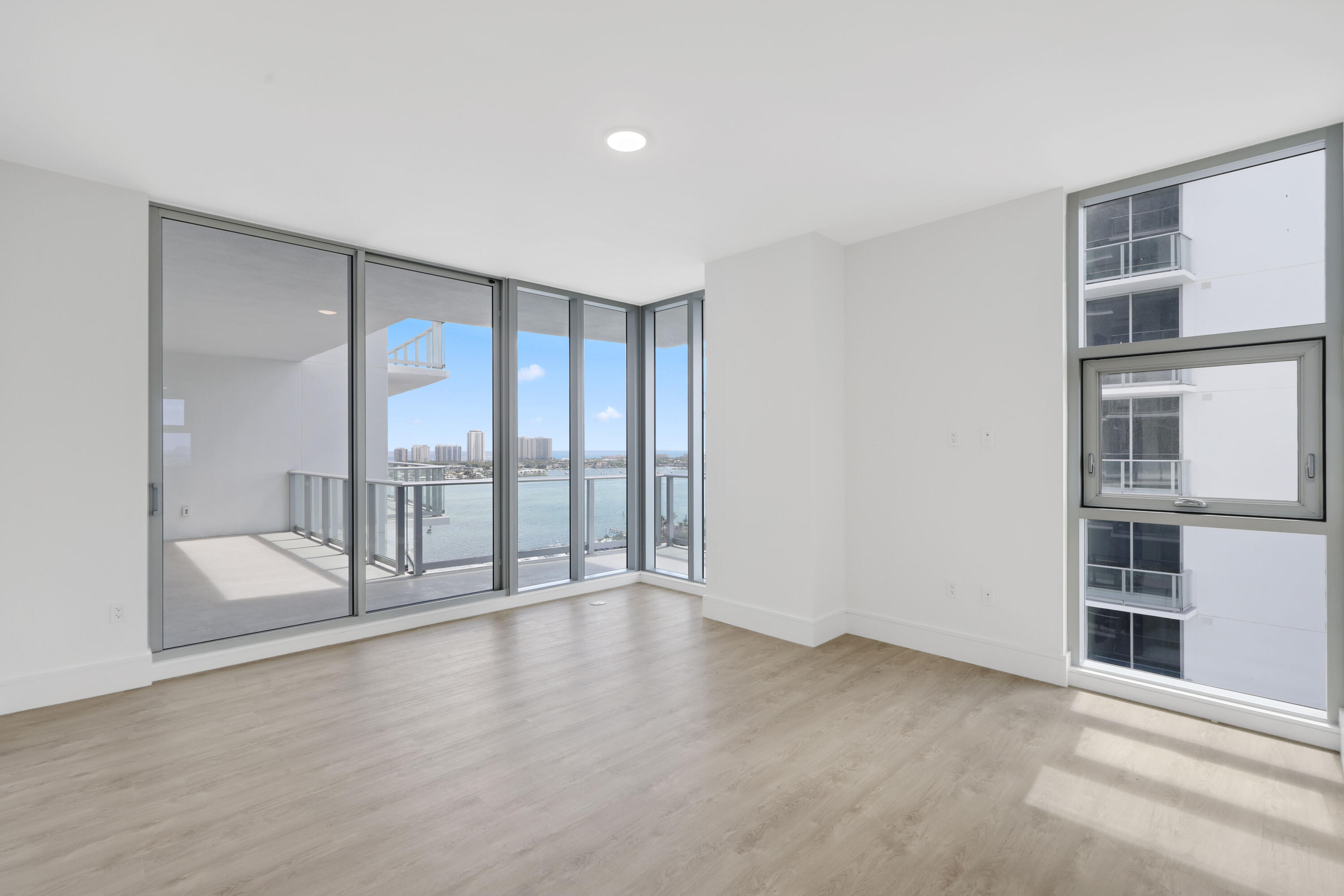 220 Lake Shr #1823 Lake Park, FL 33403