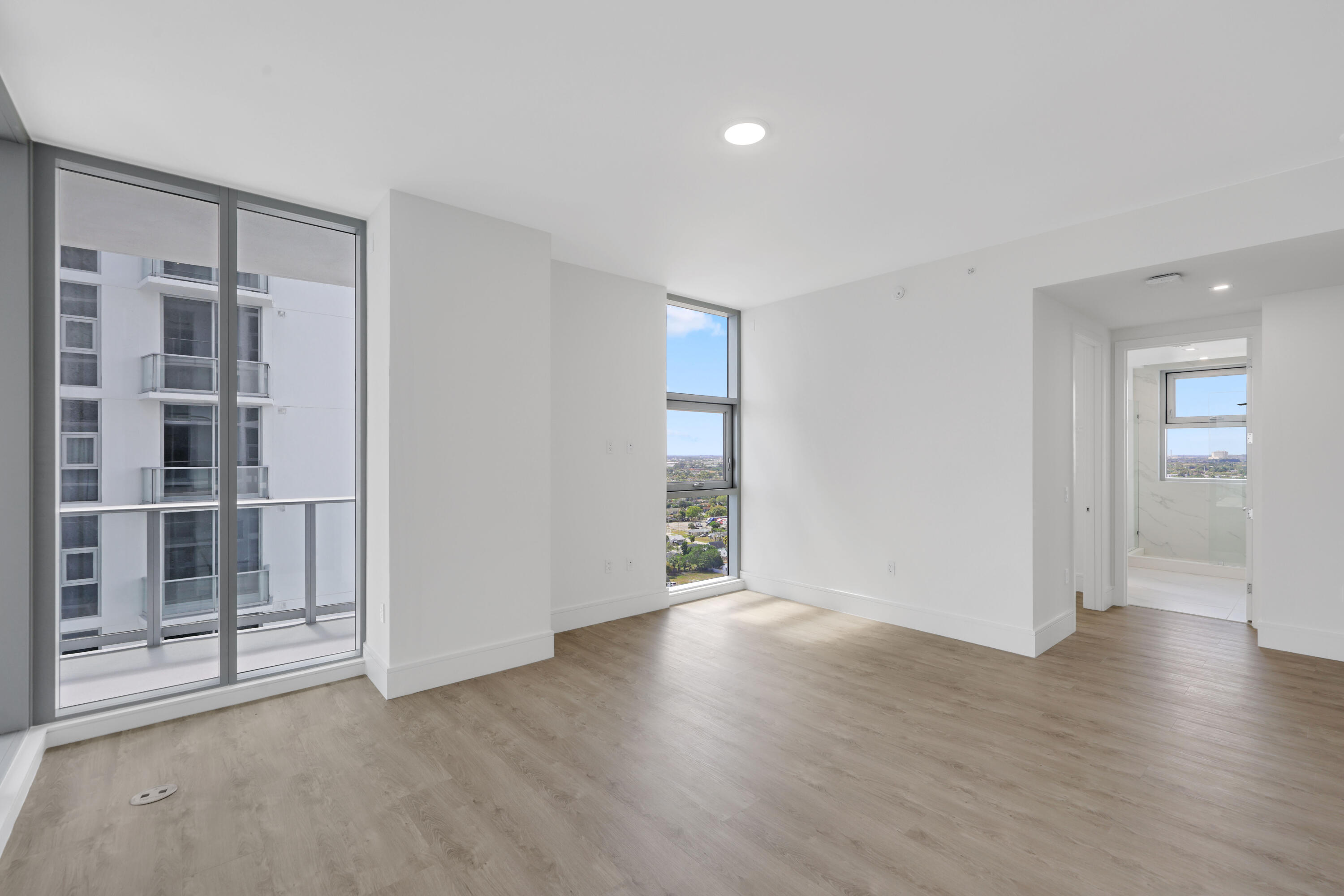 220 Lake Shr #1823 Lake Park, FL 33403