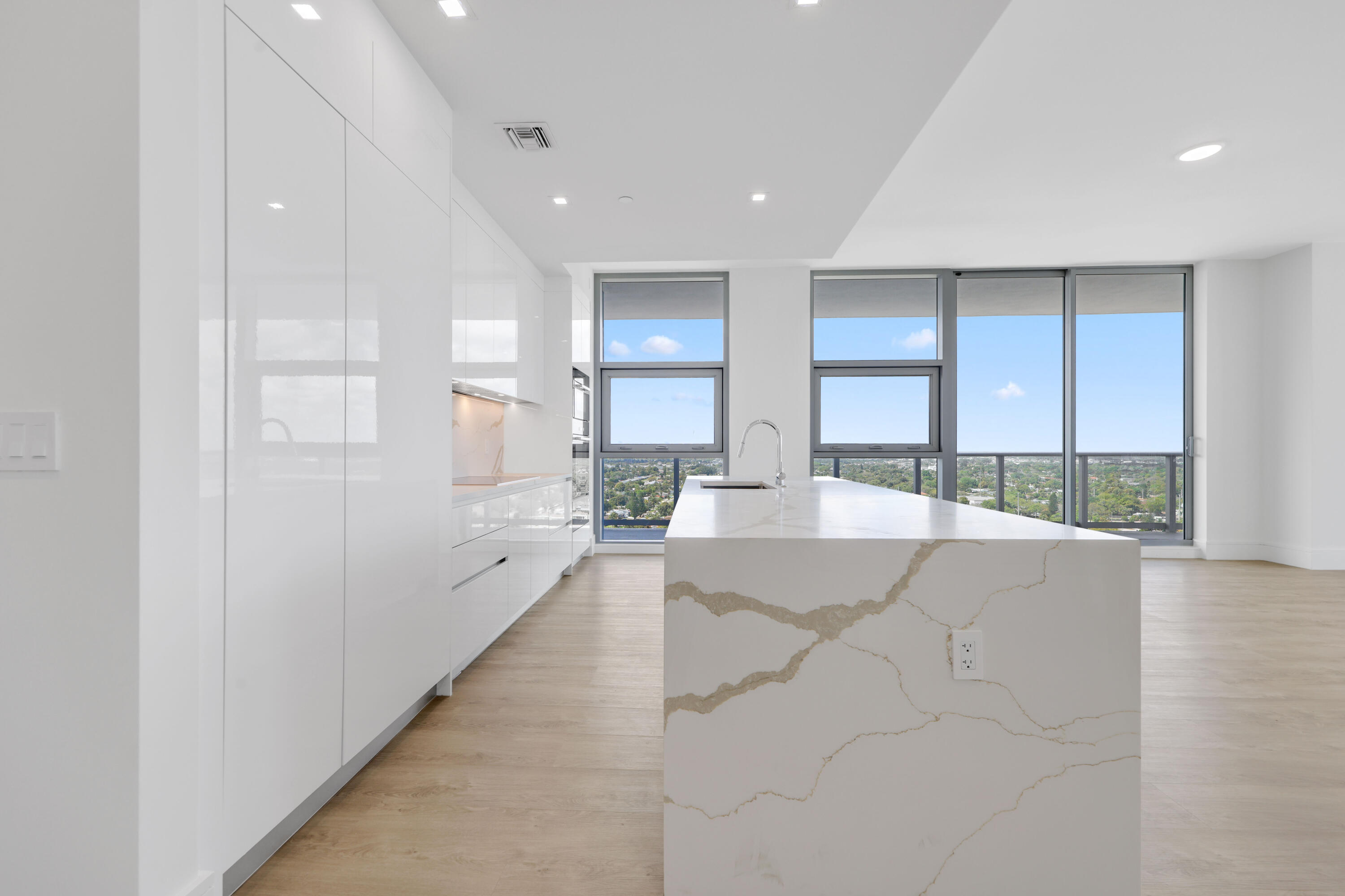 220 Lake Shr #1823 Lake Park, FL 33403