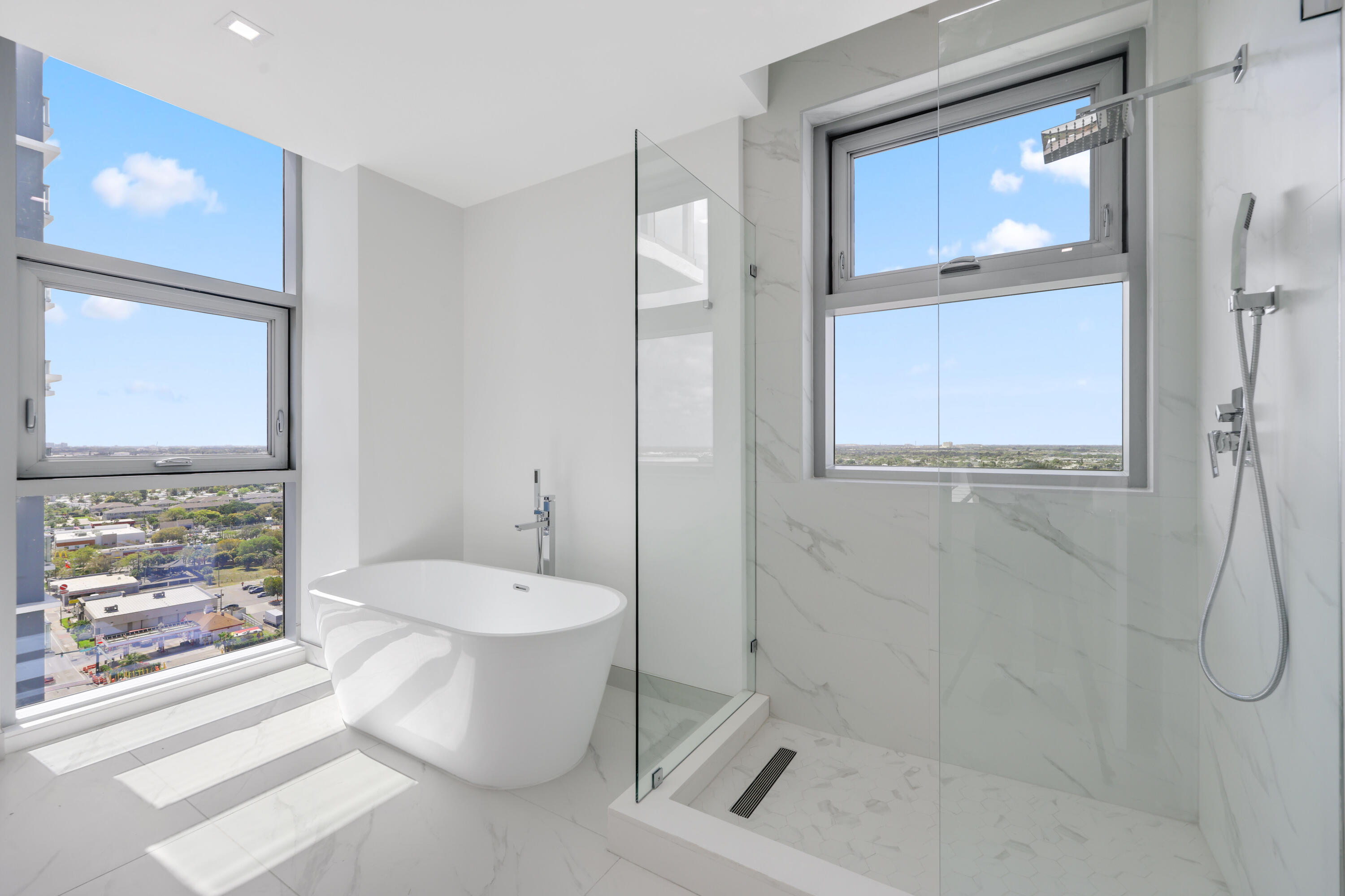 220 Lake Shr #1823 Lake Park, FL 33403