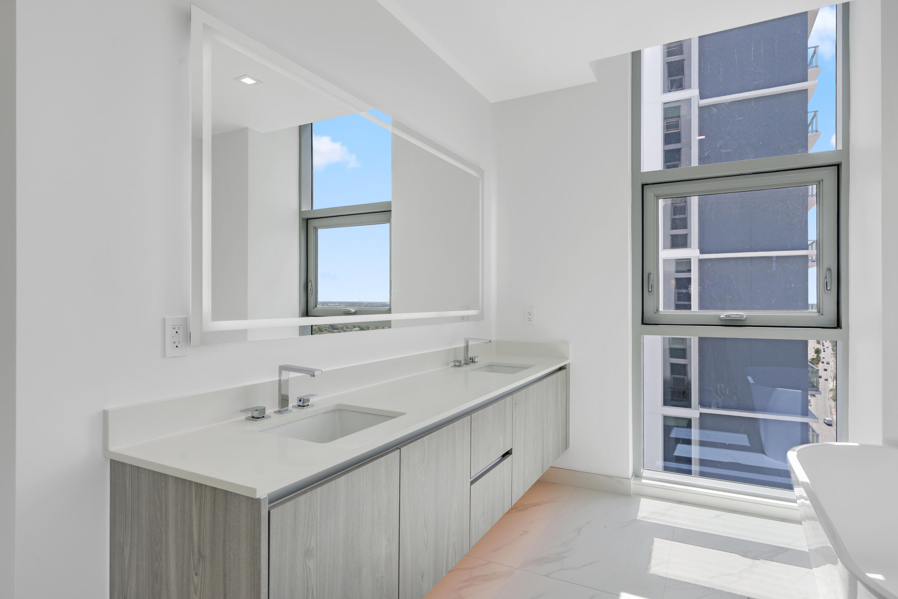 220 Lake Shr #1823 Lake Park, FL 33403