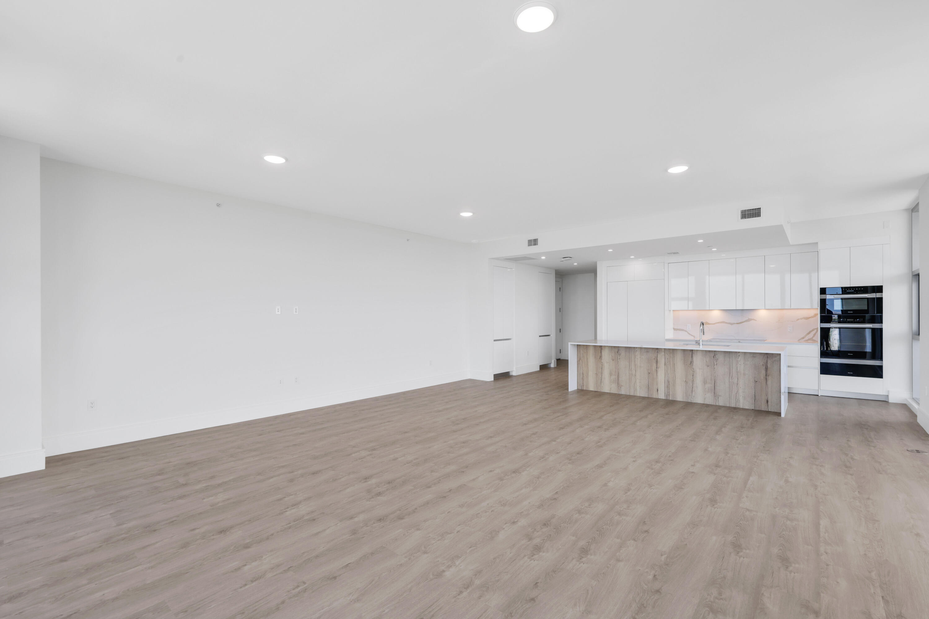 220 Lake Shr #1823 Lake Park, FL 33403