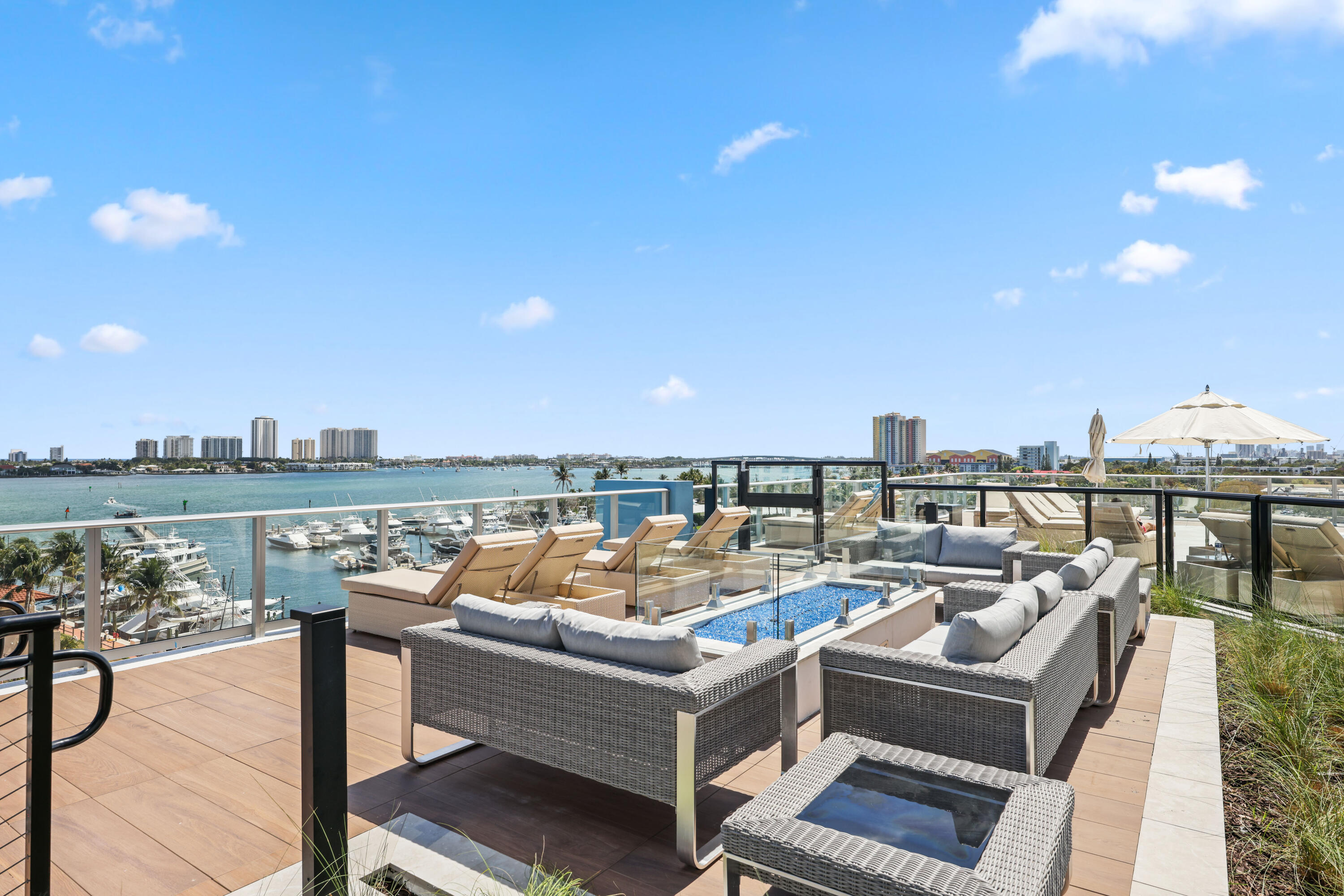 220 Lake Shr #1823 Lake Park, FL 33403