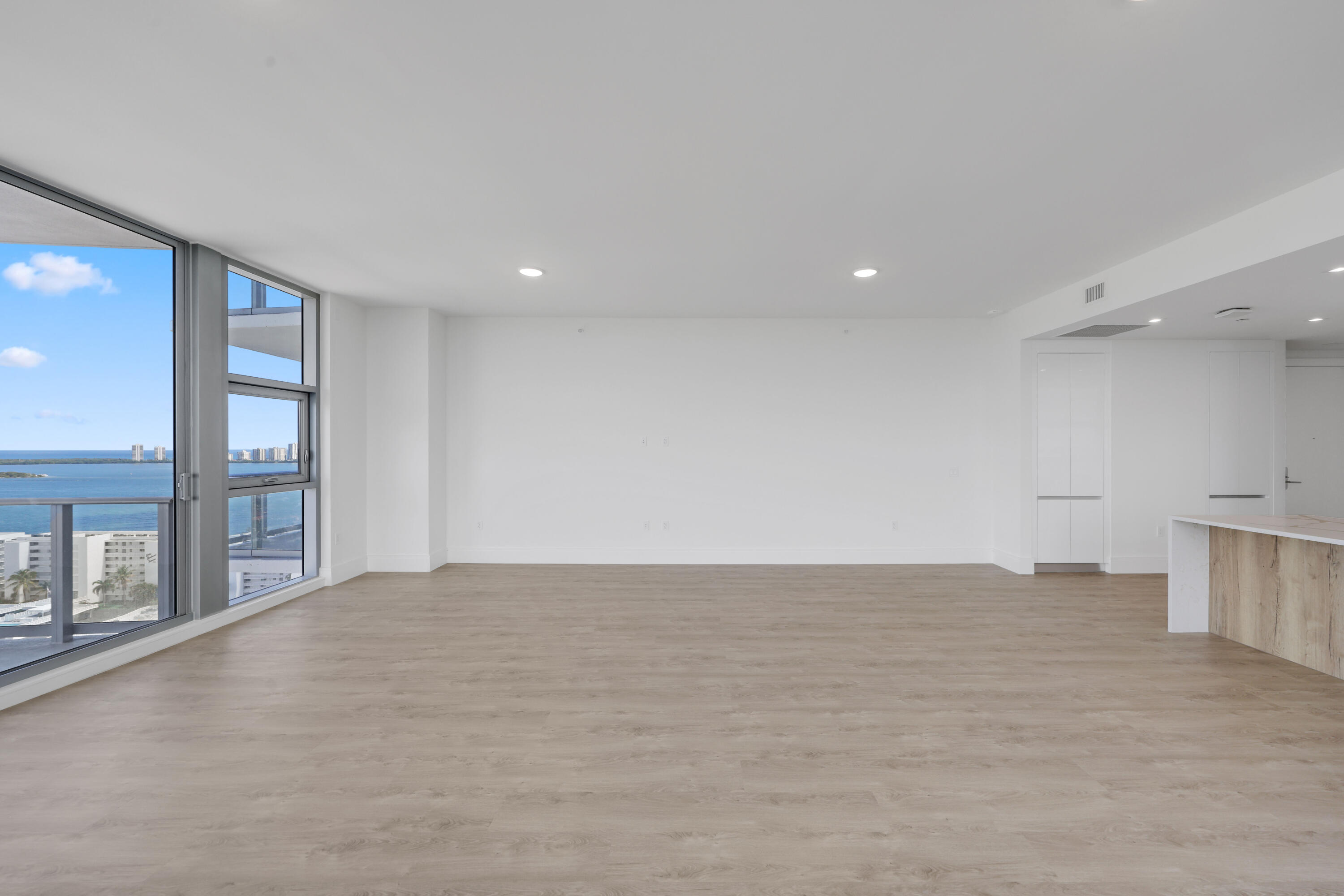 220 Lake Shr #1823 Lake Park, FL 33403