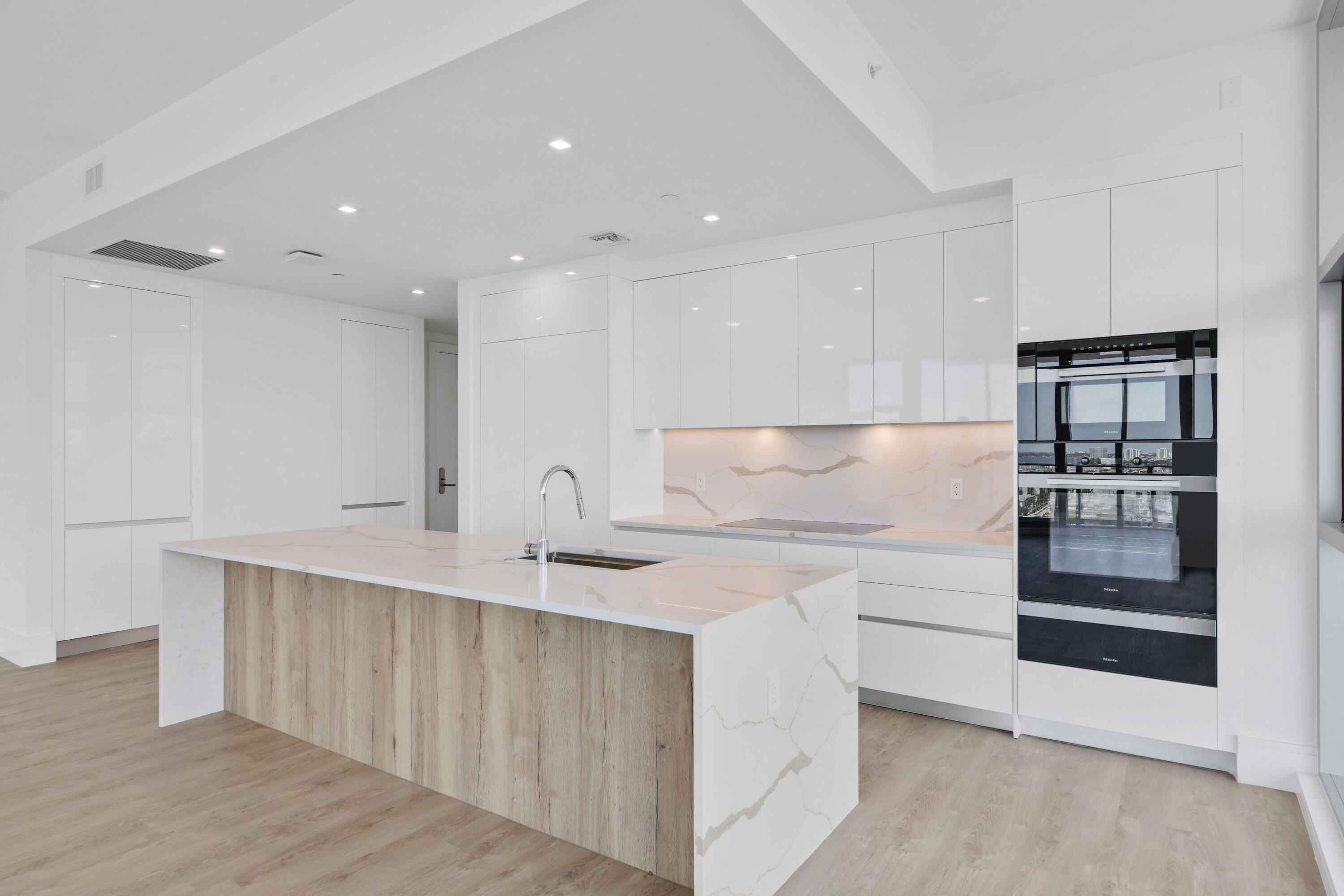 220 Lake Shr #1823 Lake Park, FL 33403