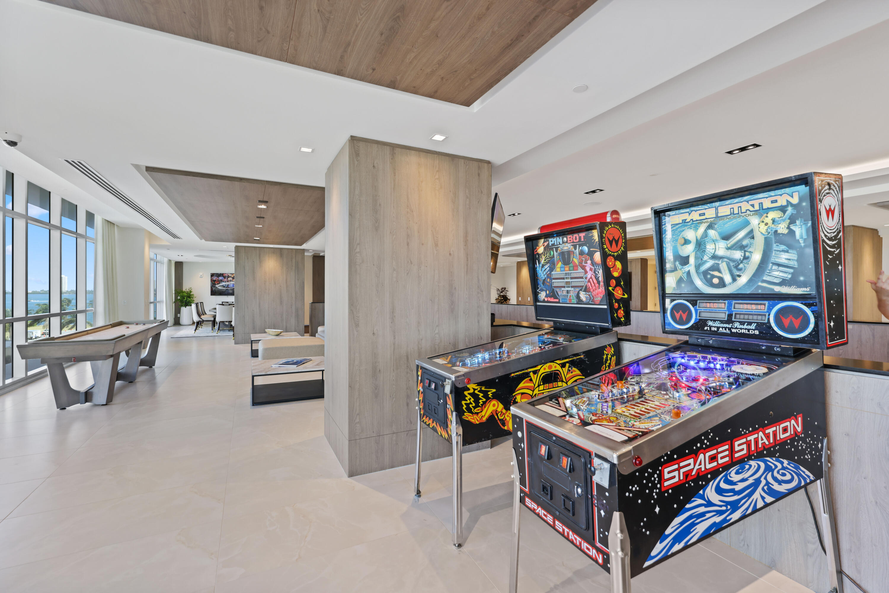 220 Lake Shr #1823 Lake Park, FL 33403