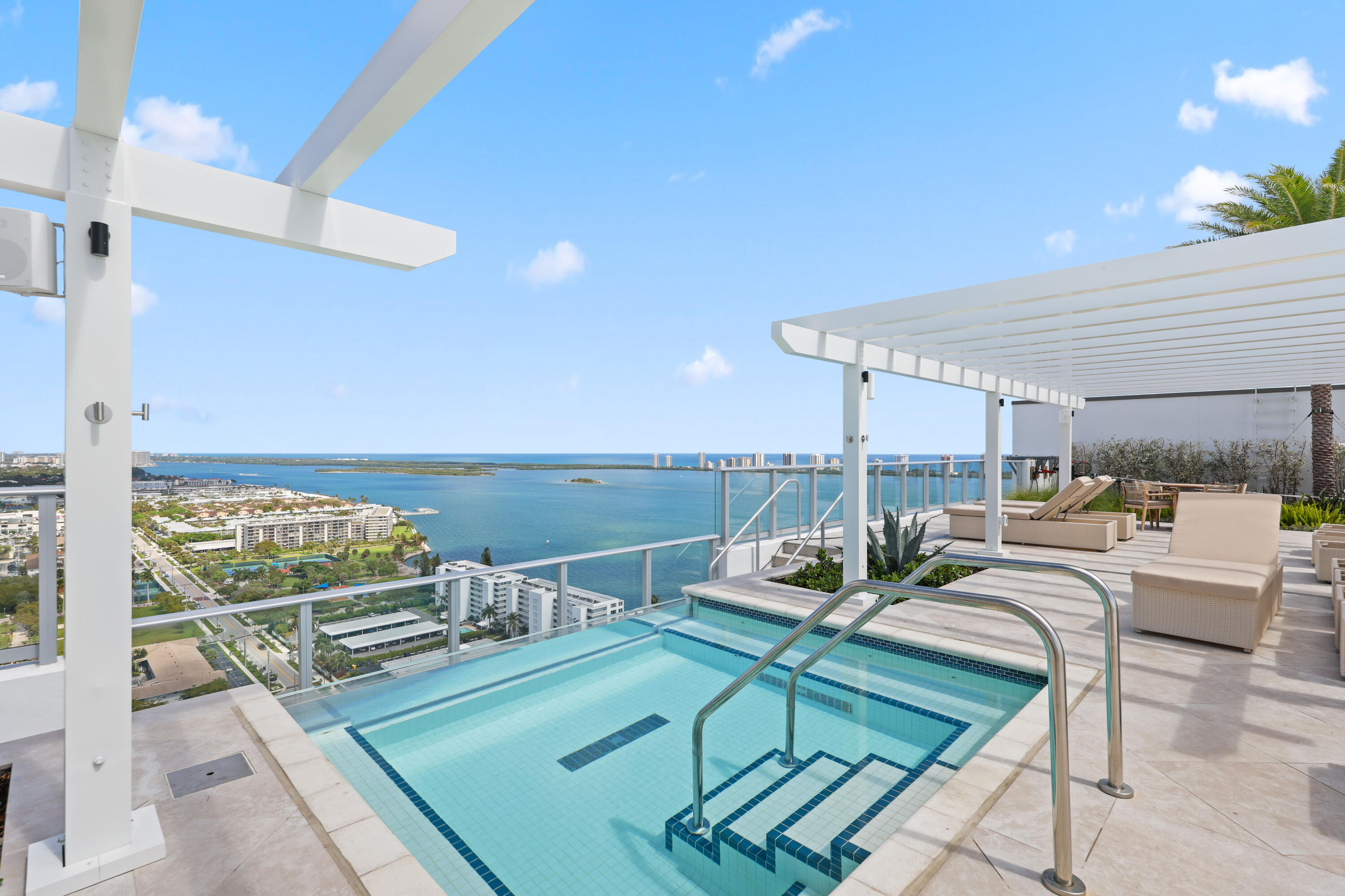 220 Lake Shr #1823 Lake Park, FL 33403