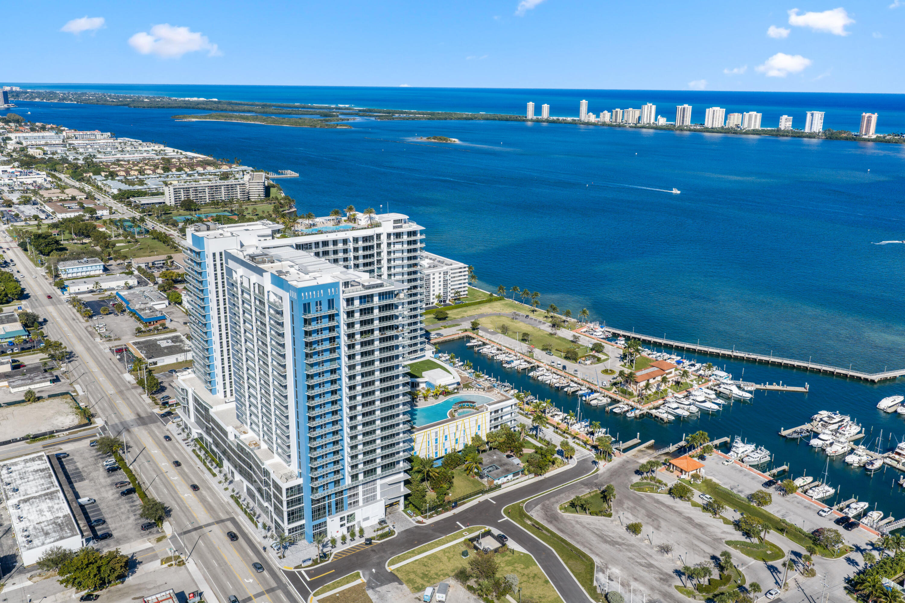 220 Lake Shr #1823 Lake Park, FL 33403