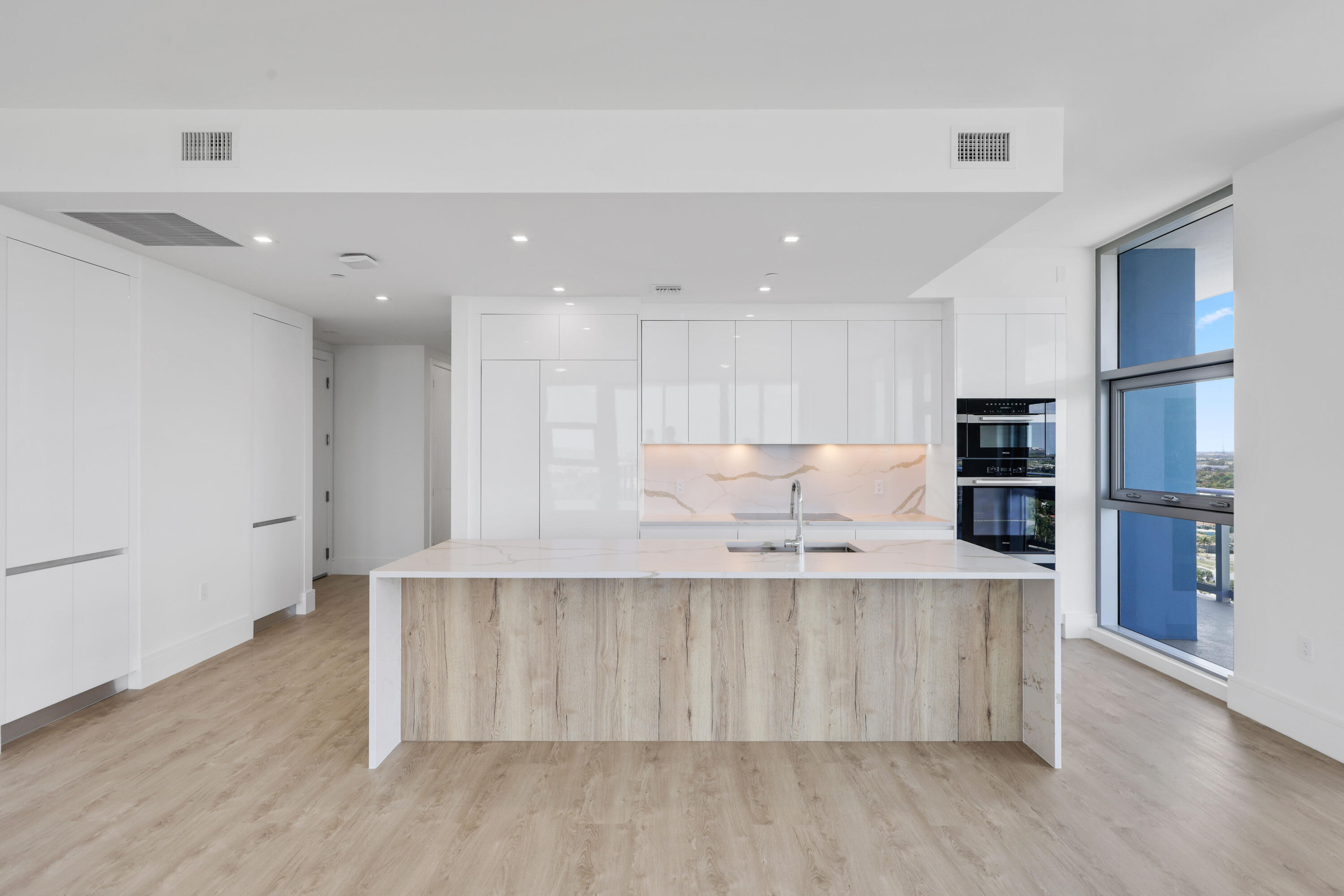 220 Lake Shr #1823 Lake Park, FL 33403