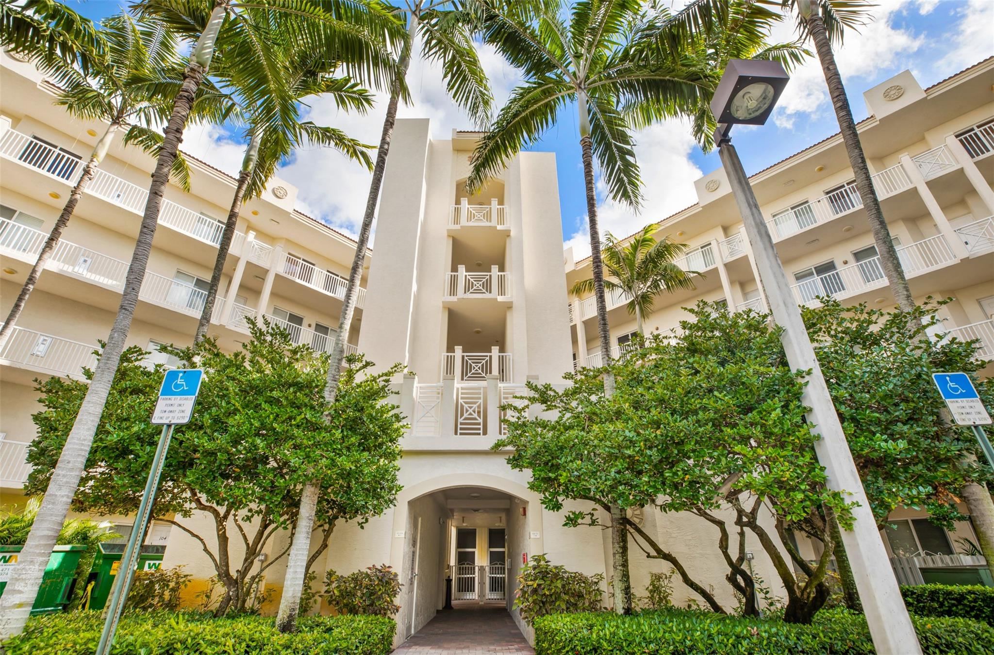 3600 Oaks Clubhouse Dr #302