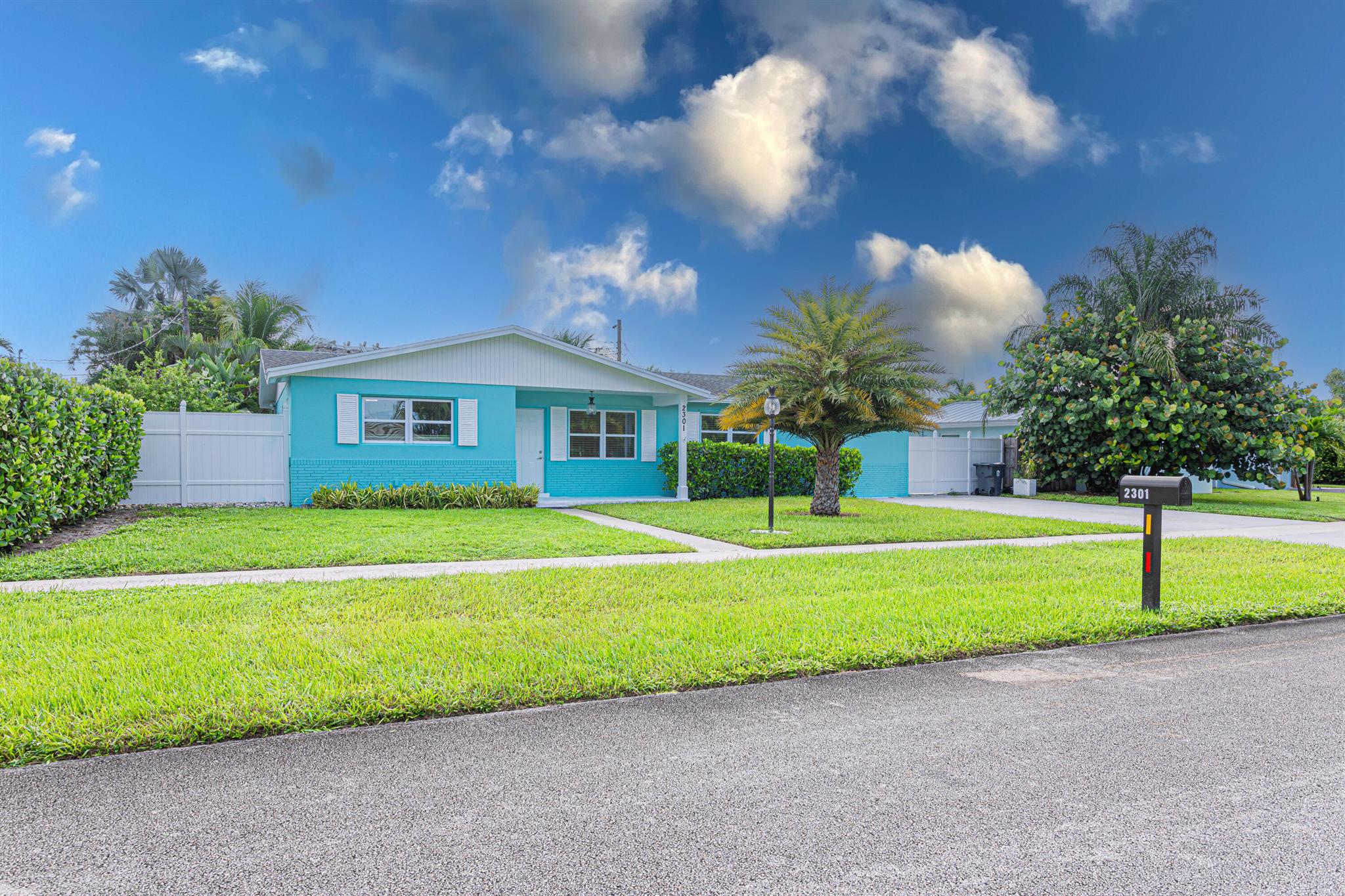2301 Edgewater Dr