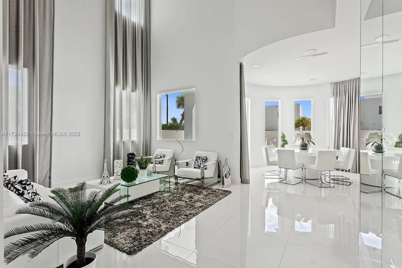 6821 NW 104th Ct Doral, FL 33178