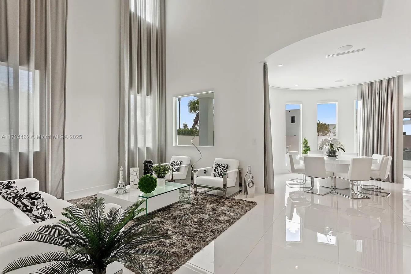 6821 NW 104th Ct Doral, FL 33178