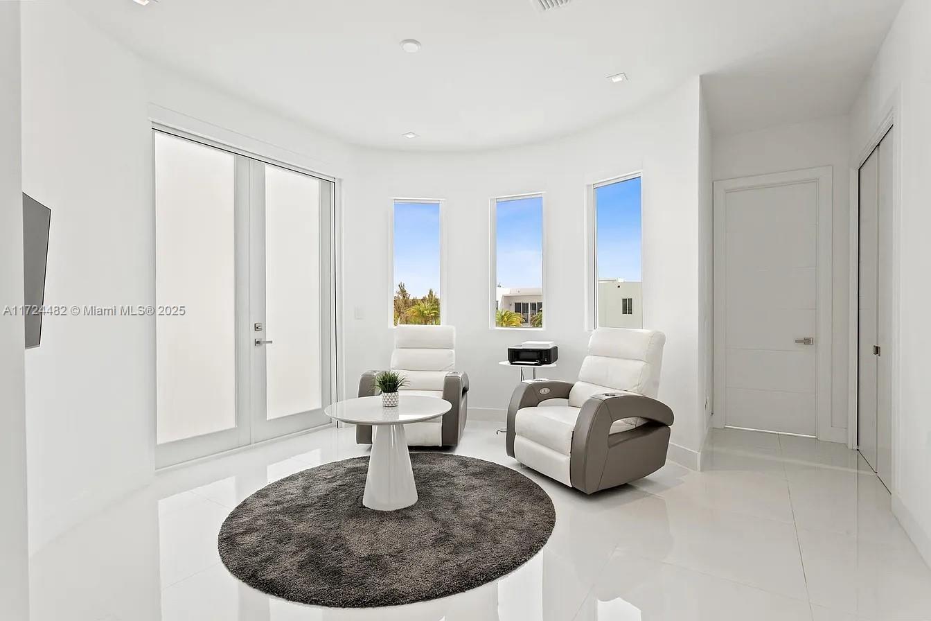 6821 NW 104th Ct Doral, FL 33178