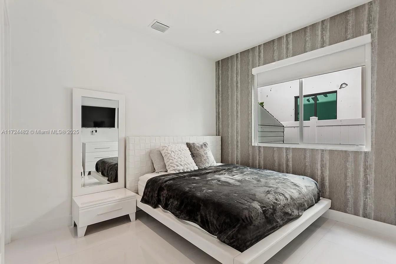 6821 NW 104th Ct Doral, FL 33178