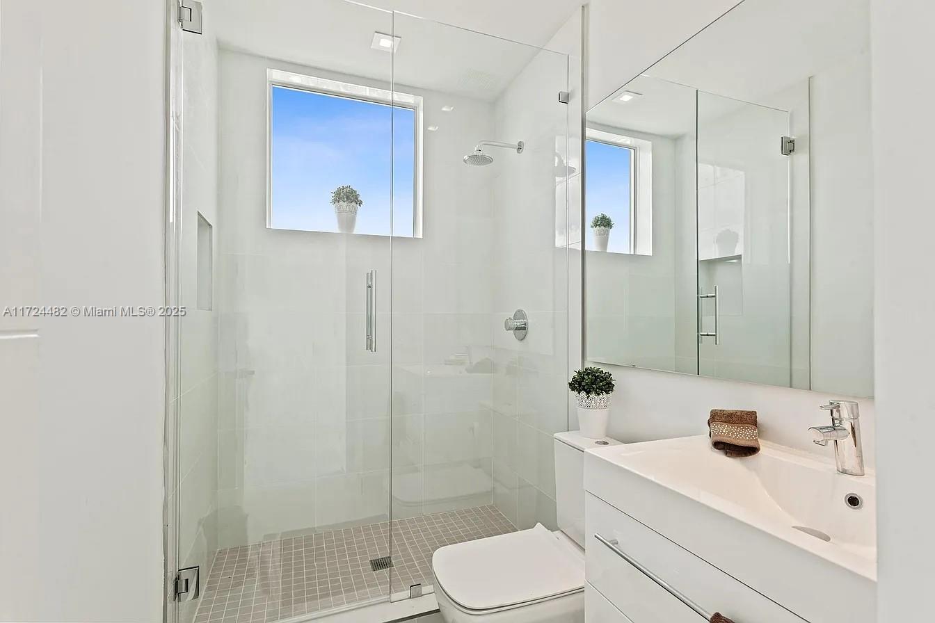 6821 NW 104th Ct Doral, FL 33178