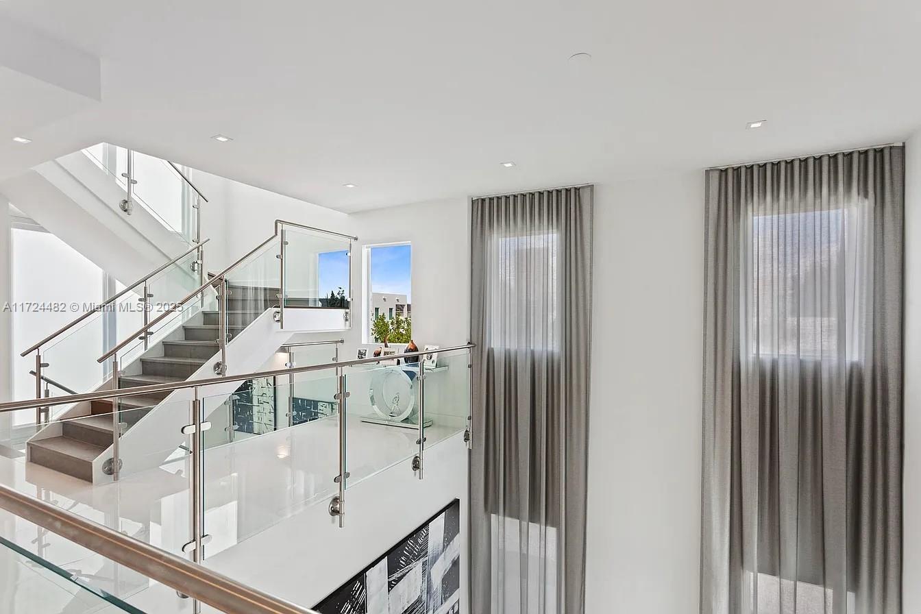 6821 NW 104th Ct Doral, FL 33178