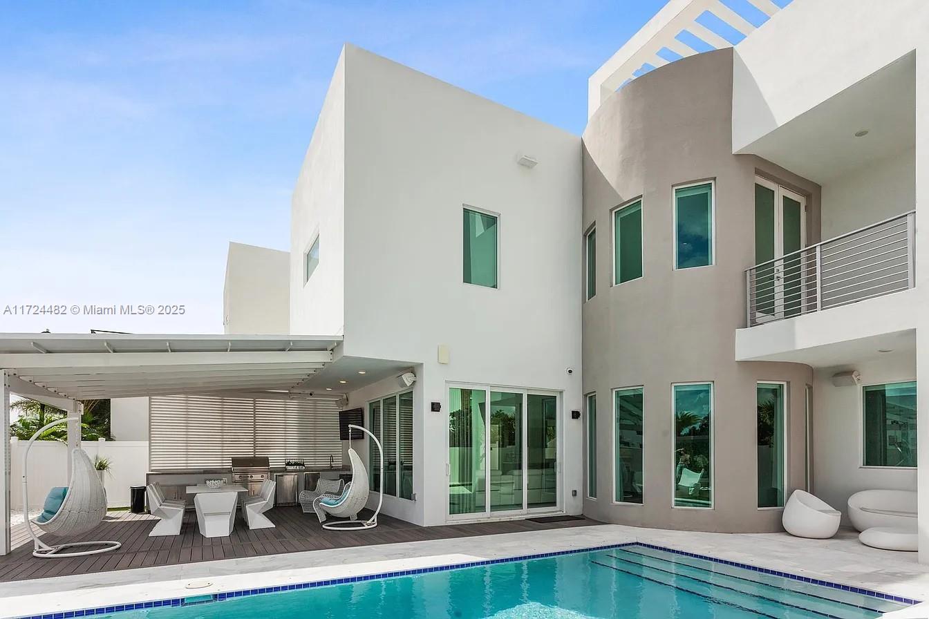 6821 NW 104th Ct Doral, FL 33178