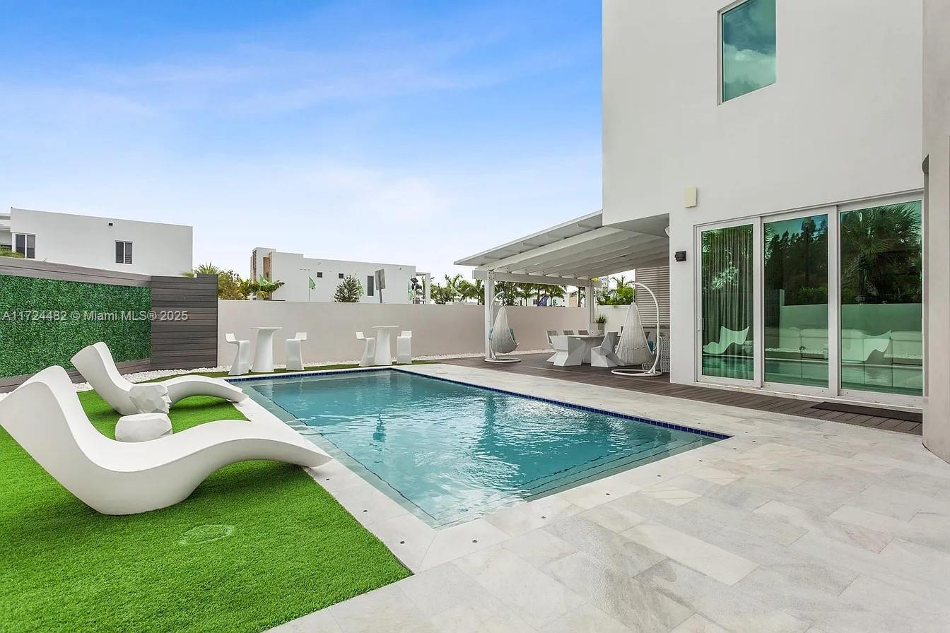 6821 NW 104th Ct Doral, FL 33178