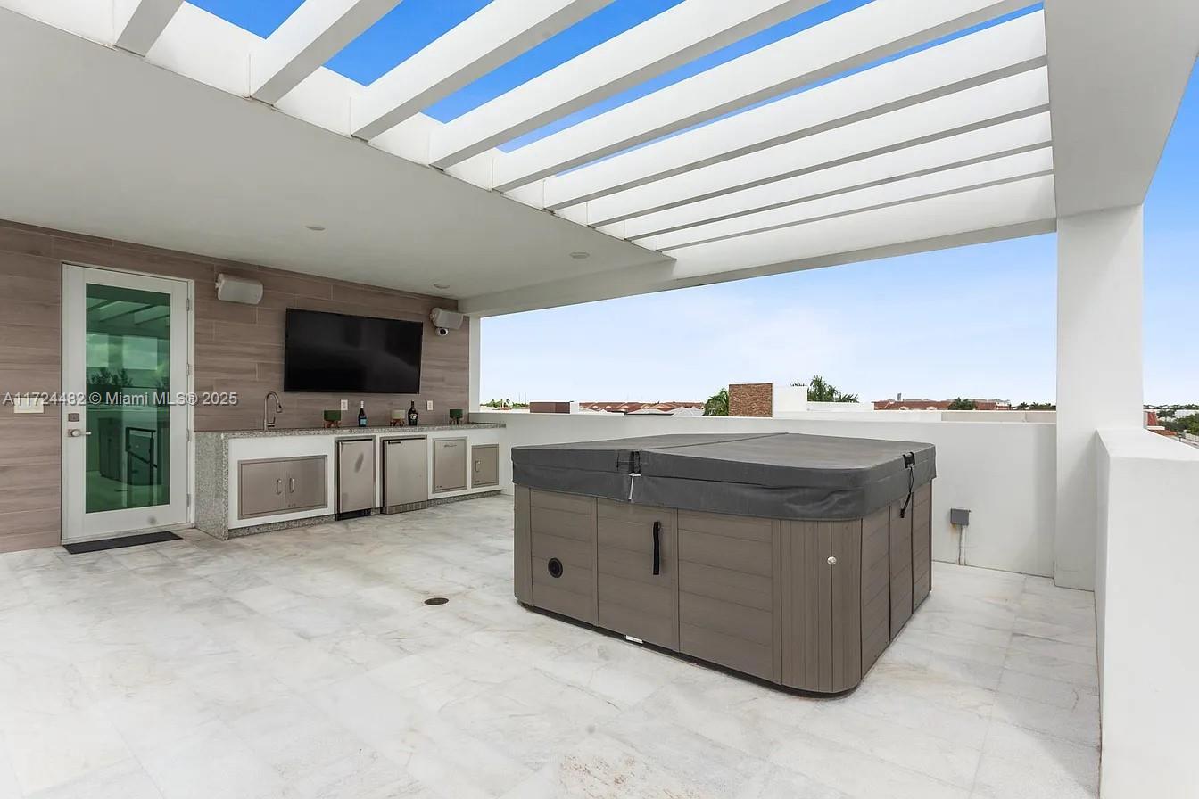 6821 NW 104th Ct Doral, FL 33178