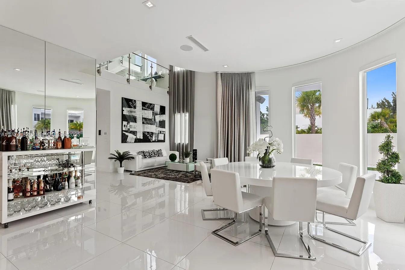 6821 NW 104th Ct Doral, FL 33178