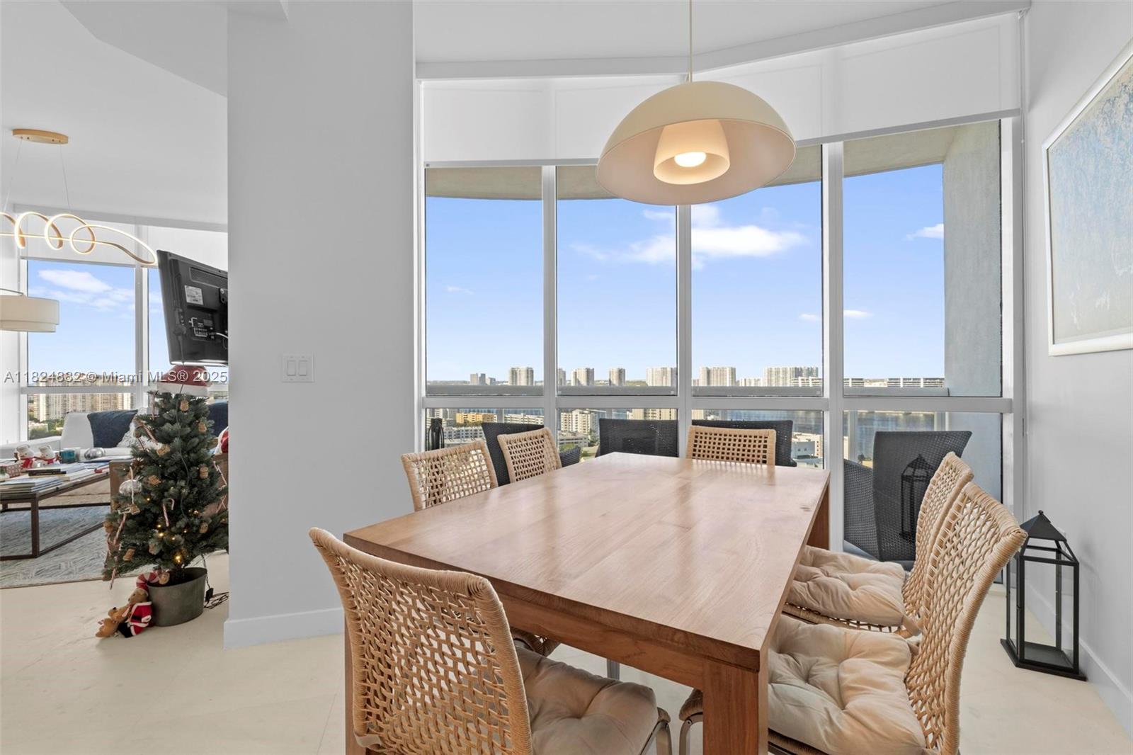 image Trump Royale Condo3