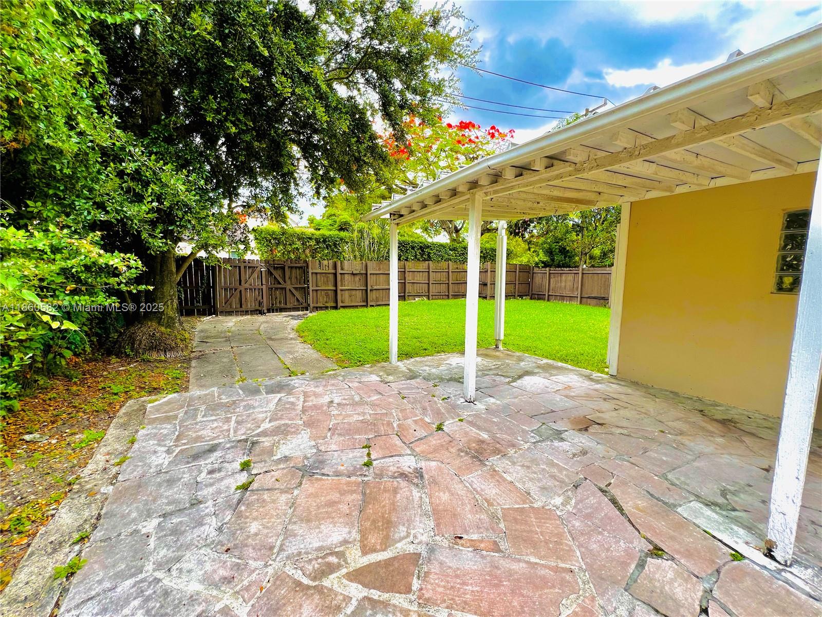 410 Pinecrest Dr Miami Springs, FL 33166