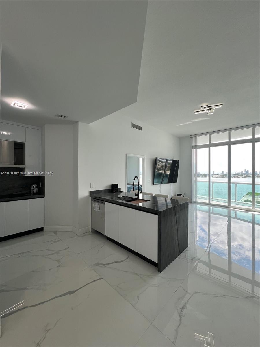 image 360 Condo B5