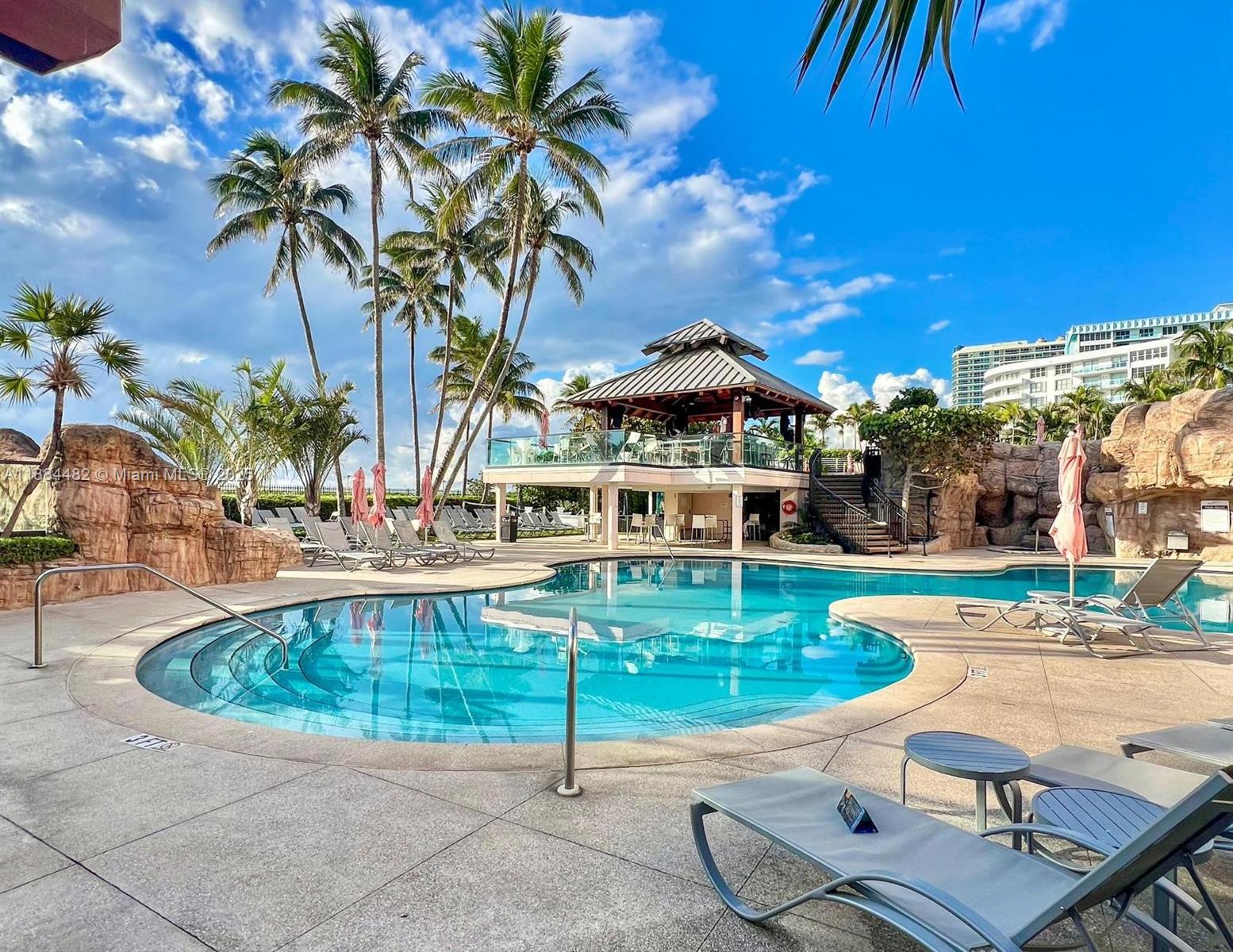5225 Collins Ave #517