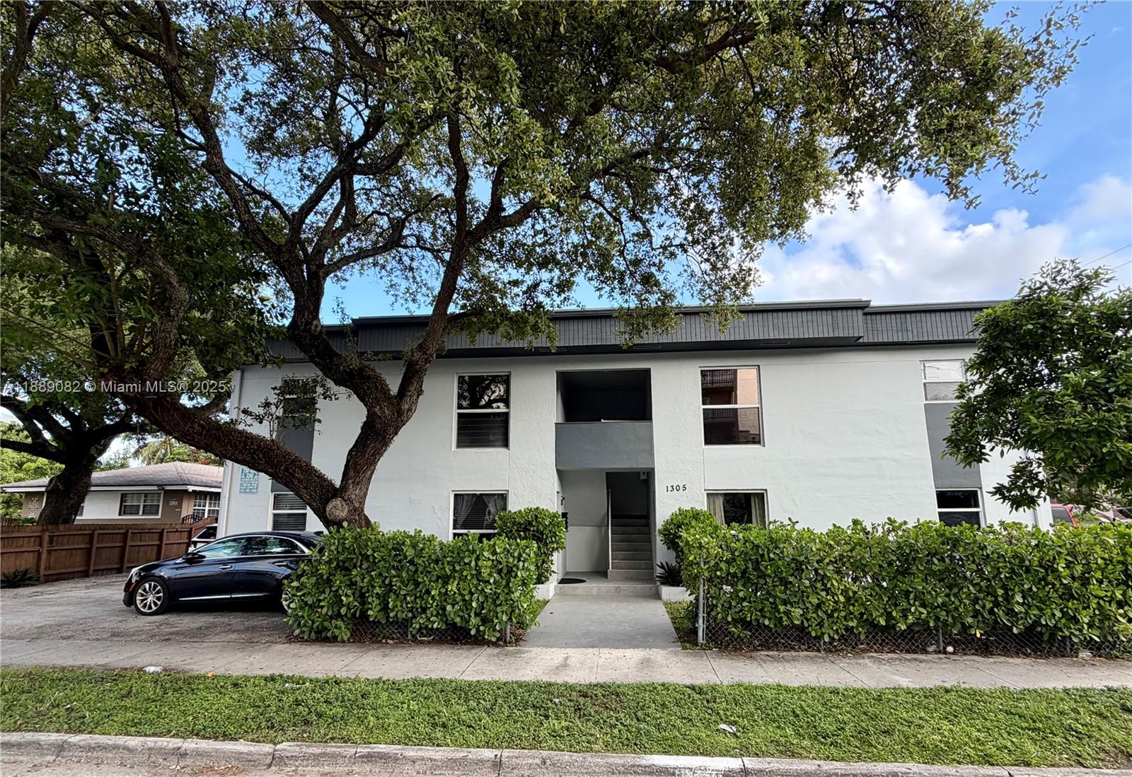 1305 NW 4th St #4
