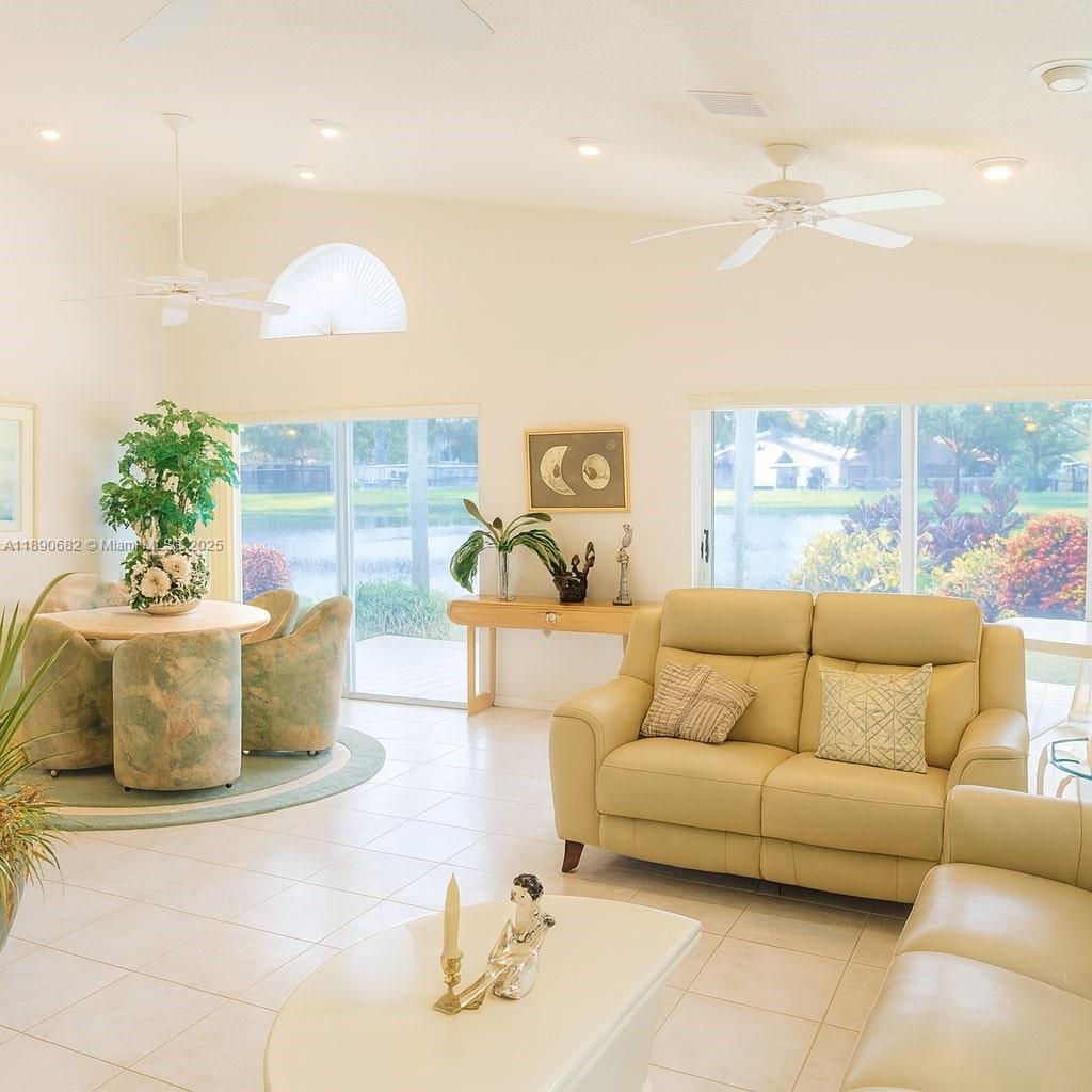 9755 Harbour Lk Cir Boynton Beach, FL 33437