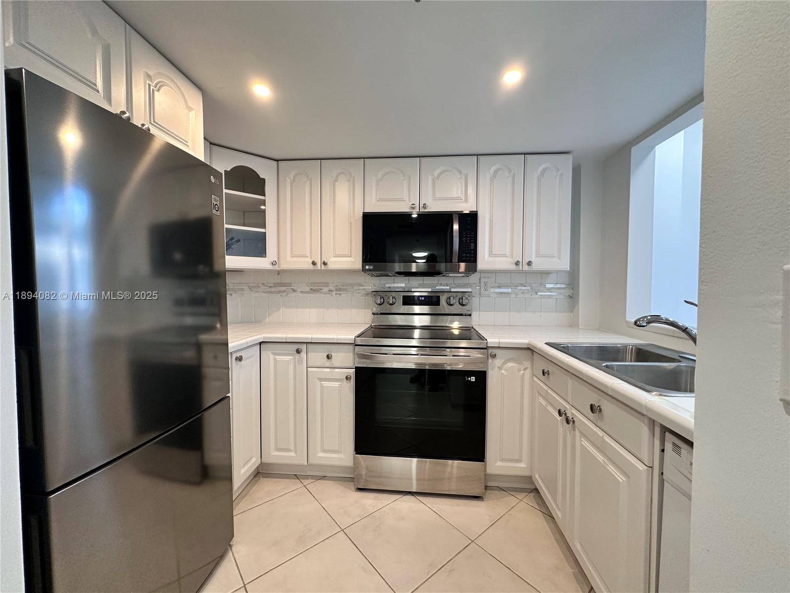 540 Brickell Key Dr #302